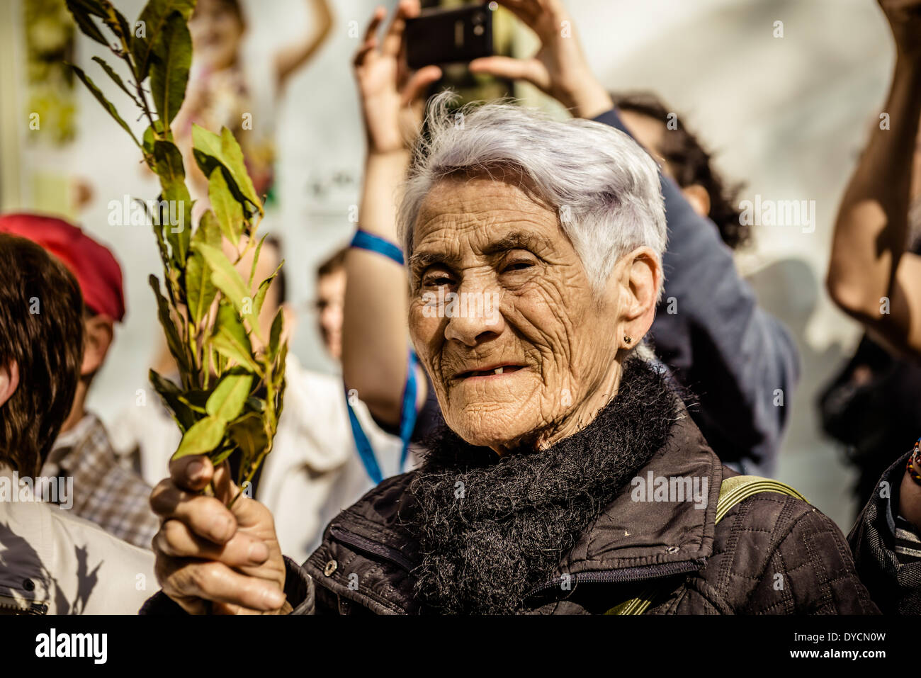 Barcelona, Spanien. 13. April 2014: Ein Verehrer ihrer Handfläche "Wellenlinien" die Bruderschaft der "Gran Poder und Macarena Esperanza" während der Prozession am Palmsonntag in Barcelona Credit vorbei: Matthi/Alamy Live-Nachrichten Stockfoto