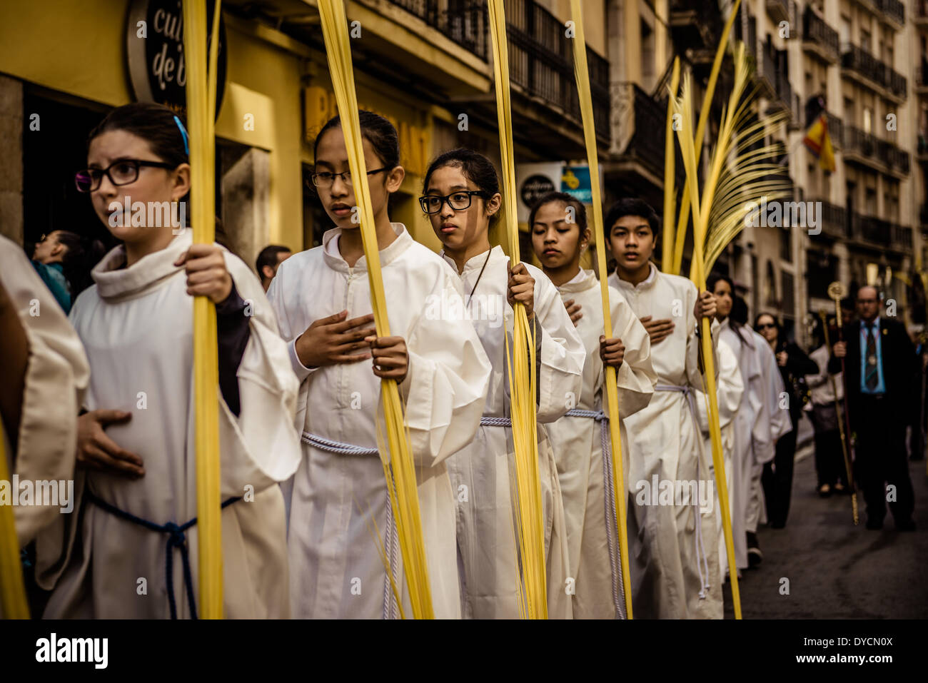 Barcelona, Spanien. 13. April 2014: Diener mit ihren Handflächen beteiligen sich an der Palmprozession am Palmsonntag der Bruderschaft der "Gran Poder und Macarena Esperanza" Iin Barcelona Credit: Matthi/Alamy Live-Nachrichten Stockfoto