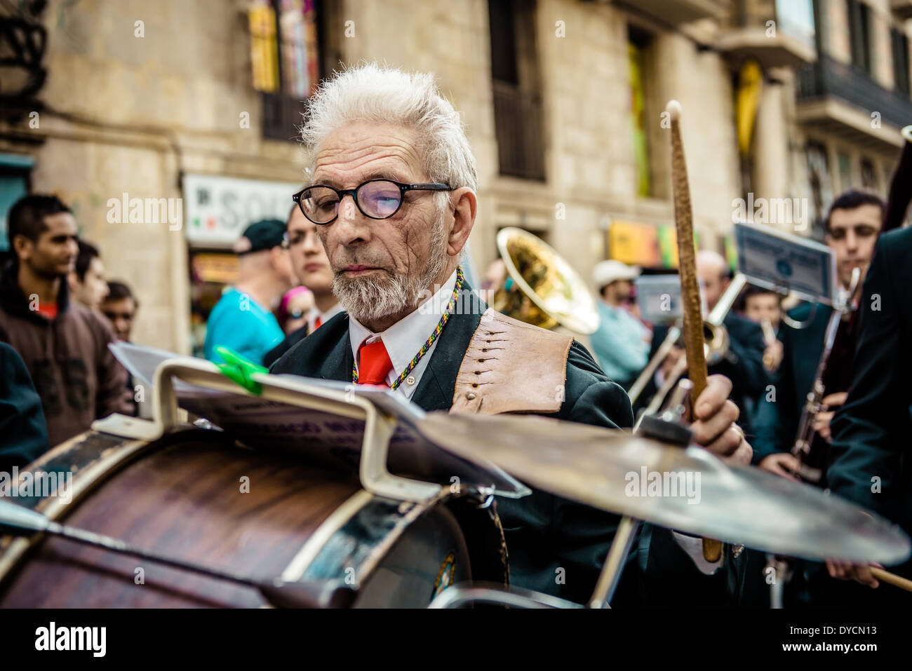 Barcelona, Spanien. 13. April 2014: Schlagzeuger der Band "Ciutat de Les Roses" beteiligt sich an der Palmprozession am Palmsonntag der Bruderschaft der "Gran Poder und Macarena Esperanza" durch Barcelona Credit: Matthi/Alamy Live-Nachrichten Stockfoto