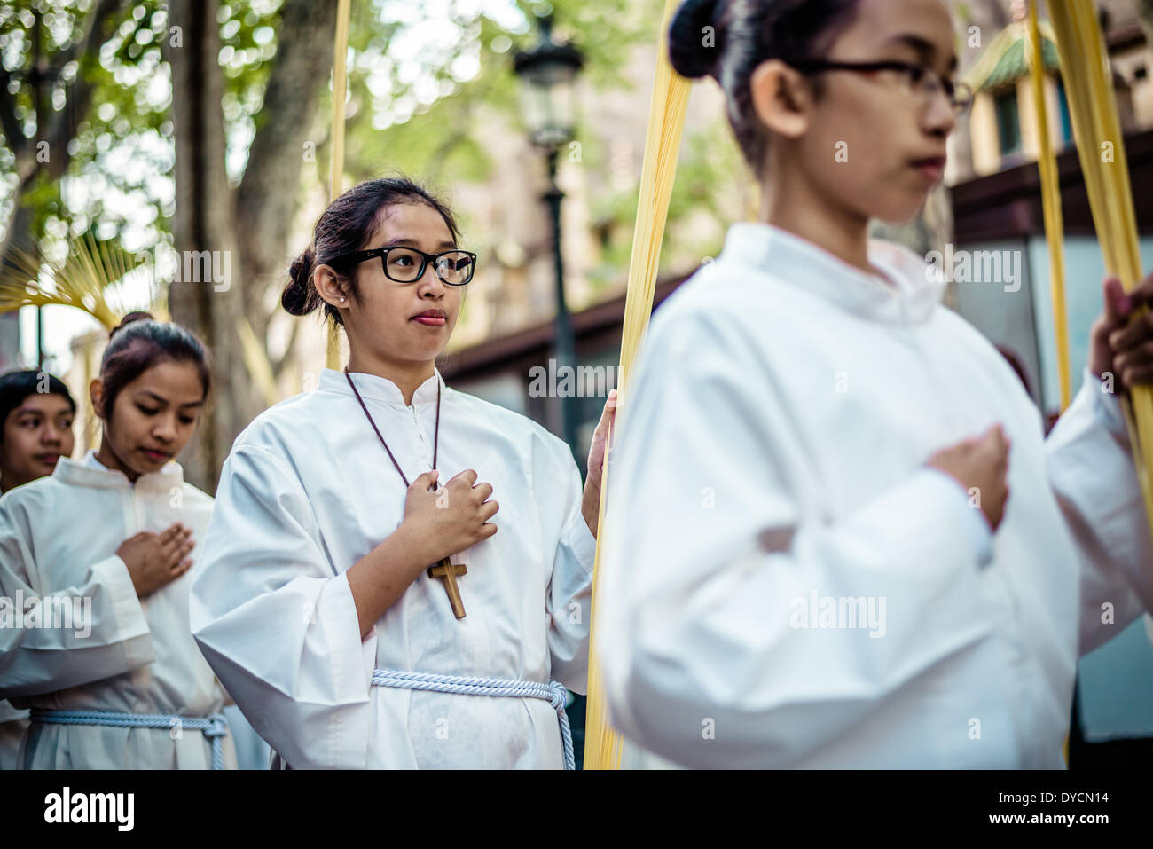 Barcelona, Spanien. 13. April 2014: Diener mit ihren Handflächen nehmen Teil in der Palmsonntag Prozession der Bruderschaft der "Gran Poder und Macarena Esperanza" in Barcelona Kredit: Matthi/Alamy Live-Nachrichten Stockfoto