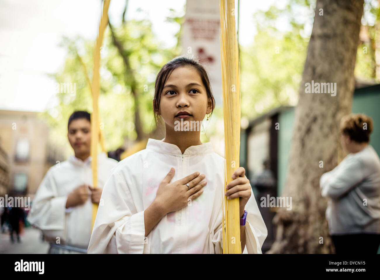 Barcelona, Spanien. 13. April 2014: Diener mit ihren Handflächen nehmen Teil in der Palmsonntag Prozession der Bruderschaft der "Gran Poder und Macarena Esperanza" in Barcelona Kredit: Matthi/Alamy Live-Nachrichten Stockfoto