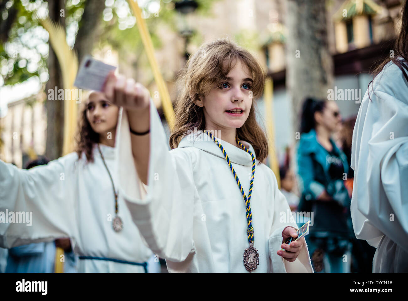 Barcelona, Spanien. 13. April 2014: Junge Gläubige verteilen Bruderschaft Karten, neue Mitglieder während der Prozession am Palmsonntag der Bruderschaft der "Gran Poder und Macarena Esperanza" in Barcelona Kredit zu gewinnen: Matthi/Alamy Live-Nachrichten Stockfoto