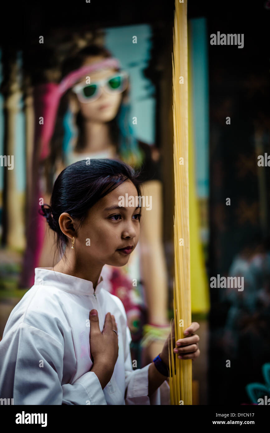 Barcelona, Spanien. 13. April 2014: Ein junger Verehrer mit der Hand beteiligt sich an der Palmprozession am Palmsonntag der Bruderschaft der "Gran Poder und Macarena Esperanza" in Barcelona Kredit: Matthi/Alamy Live-Nachrichten Stockfoto