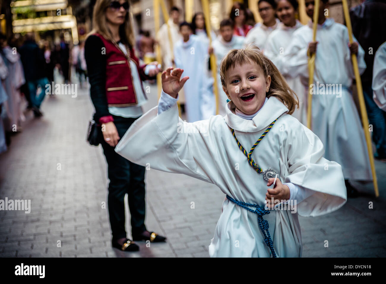 Barcelona, Spanien. 13. April 2014: Ein junger Verehrer läuft um ihre Position während der Prozession am Palmsonntag der Bruderschaft der "Gran Poder und Macarena Esperanza" in Barcelona Credit: Matthi/Alamy Live-Nachrichten Stockfoto