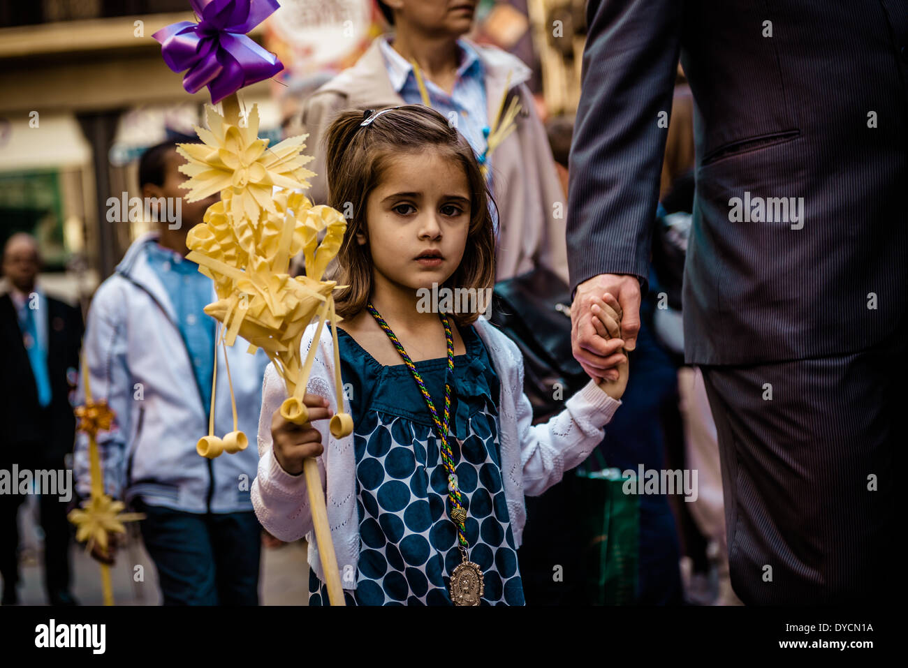 Barcelona, Spanien. 13. April 2014: Ein junger Verehrer mit der Hand beteiligt sich an der Palmprozession am Palmsonntag der Bruderschaft der "Gran Poder und Macarena Esperanza" Iin Barcelona Credit: Matthi/Alamy Live-Nachrichten Stockfoto