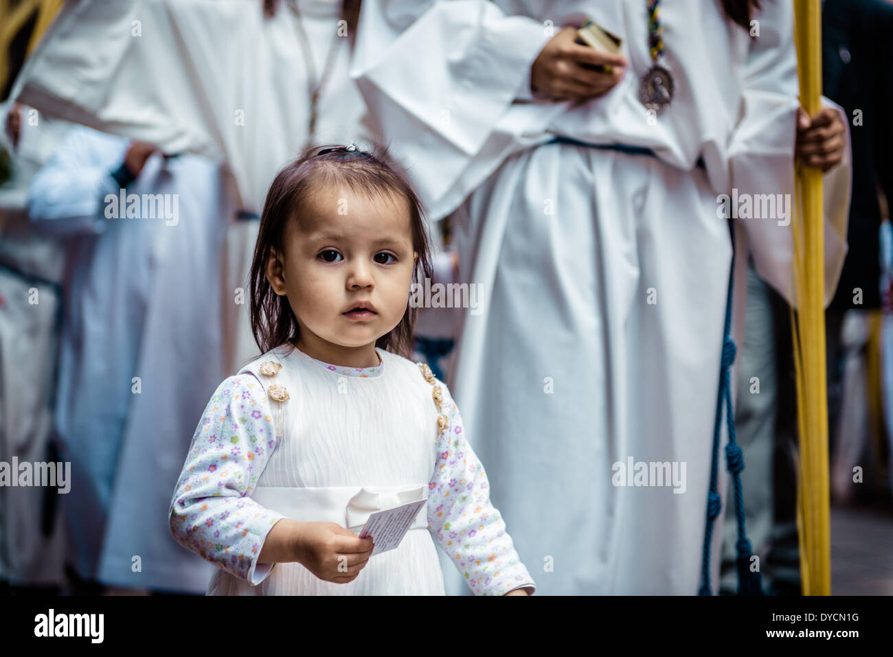 Barcelona, Spanien. 13. April 2014: Ein sehr junger Verehrer mit den Bruderschaften Karte während der Prozession am Palmsonntag der Bruderschaft der "Gran Poder und Macarena Esperanza" in Barcelona Credit: Matthi/Alamy Live-Nachrichten Stockfoto