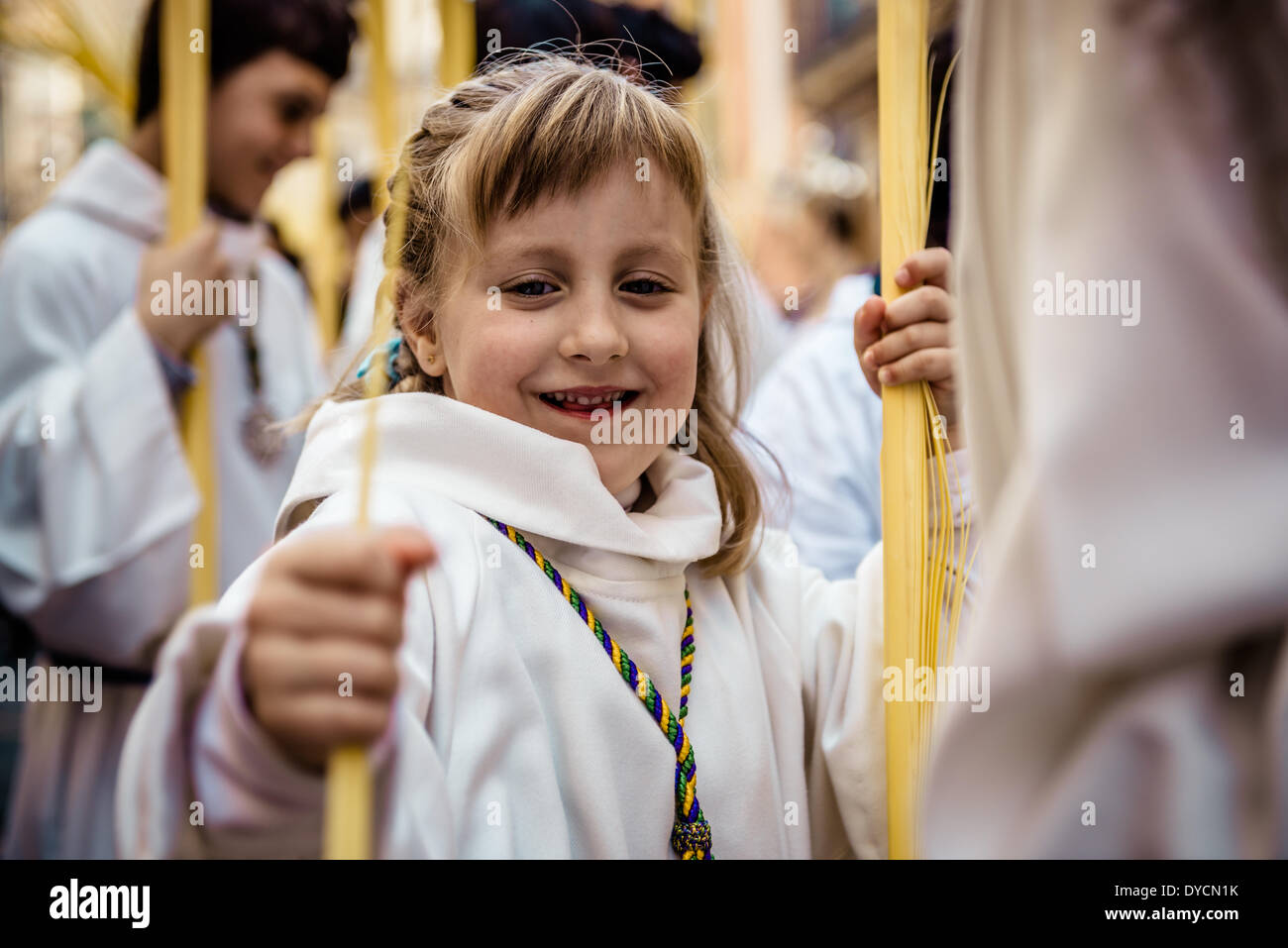 Barcelona, Spanien. 13. April 2014: Ein junger Verehrer mit der Hand beteiligt sich an der Palmprozession am Palmsonntag der Bruderschaft der "Gran Poder und Macarena Esperanza" Iin Barcelona Credit: Matthi/Alamy Live-Nachrichten Stockfoto