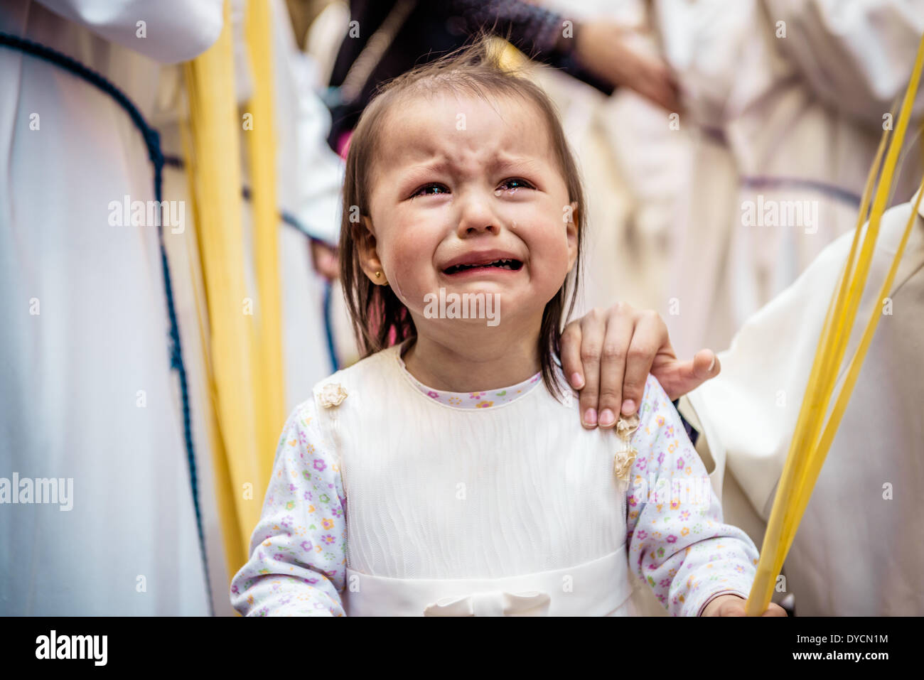 Barcelona, Spanien. 13. April 2014: Ein sehr junger Verehrer Weine während der Prozession am Palmsonntag der Bruderschaft der "Gran Poder und Macarena Esperanza" in Barcelona Credit: Matthi/Alamy Live-Nachrichten Stockfoto