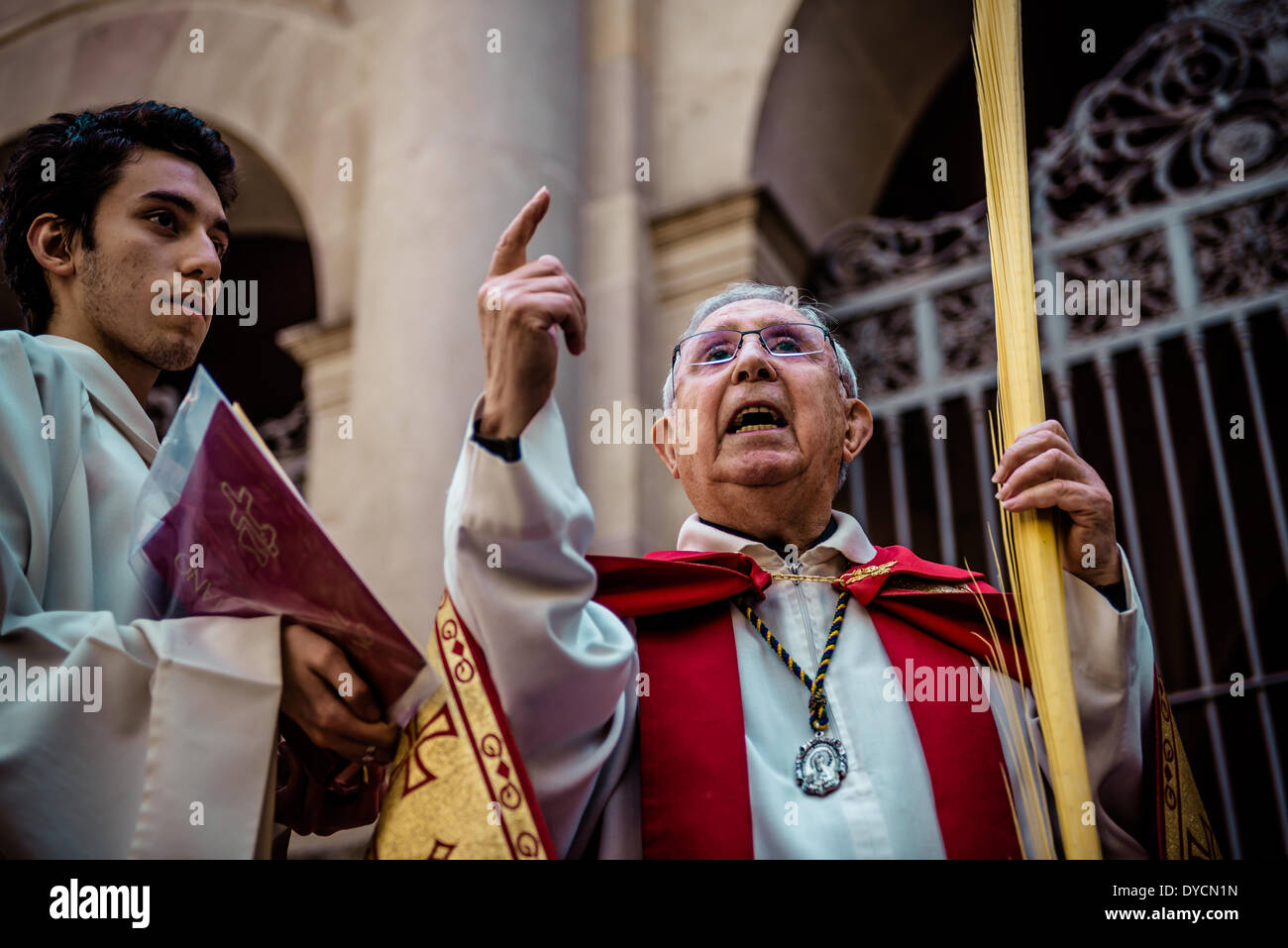Barcelona, Spanien. 13. April 2014: Der Pfarrer von St. Augusti segnet die versammelten Gläubigen nach der Palmprozession am Palmsonntag in Barcelona Credit: Matthi/Alamy Live-Nachrichten Stockfoto
