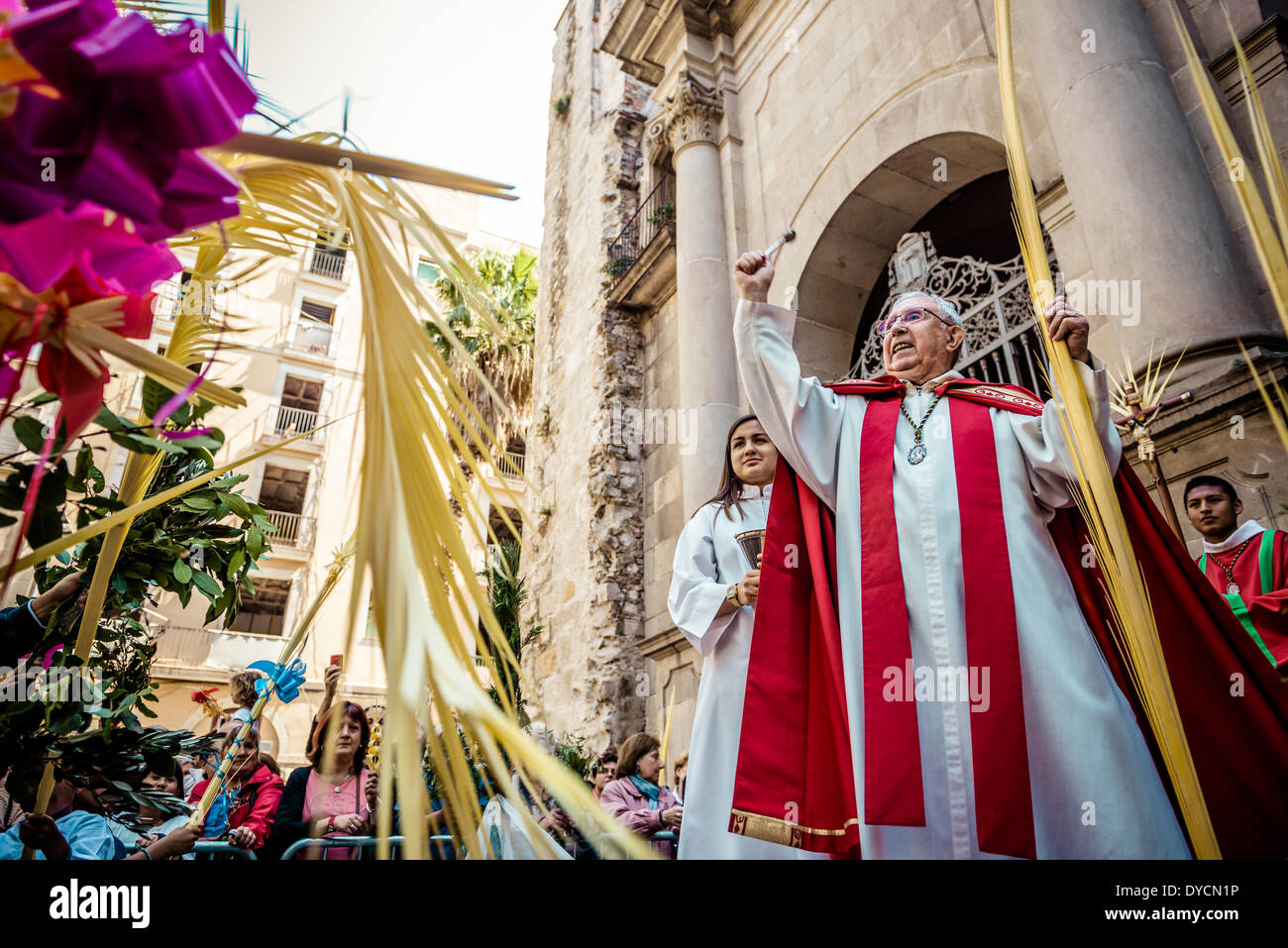 Barcelona, Spanien. 13. April 2014: Der Pfarrer von St. Augusti segnet die versammelten Gläubigen nach der Palmprozession am Palmsonntag in Barcelona Credit: Matthi/Alamy Live-Nachrichten Stockfoto