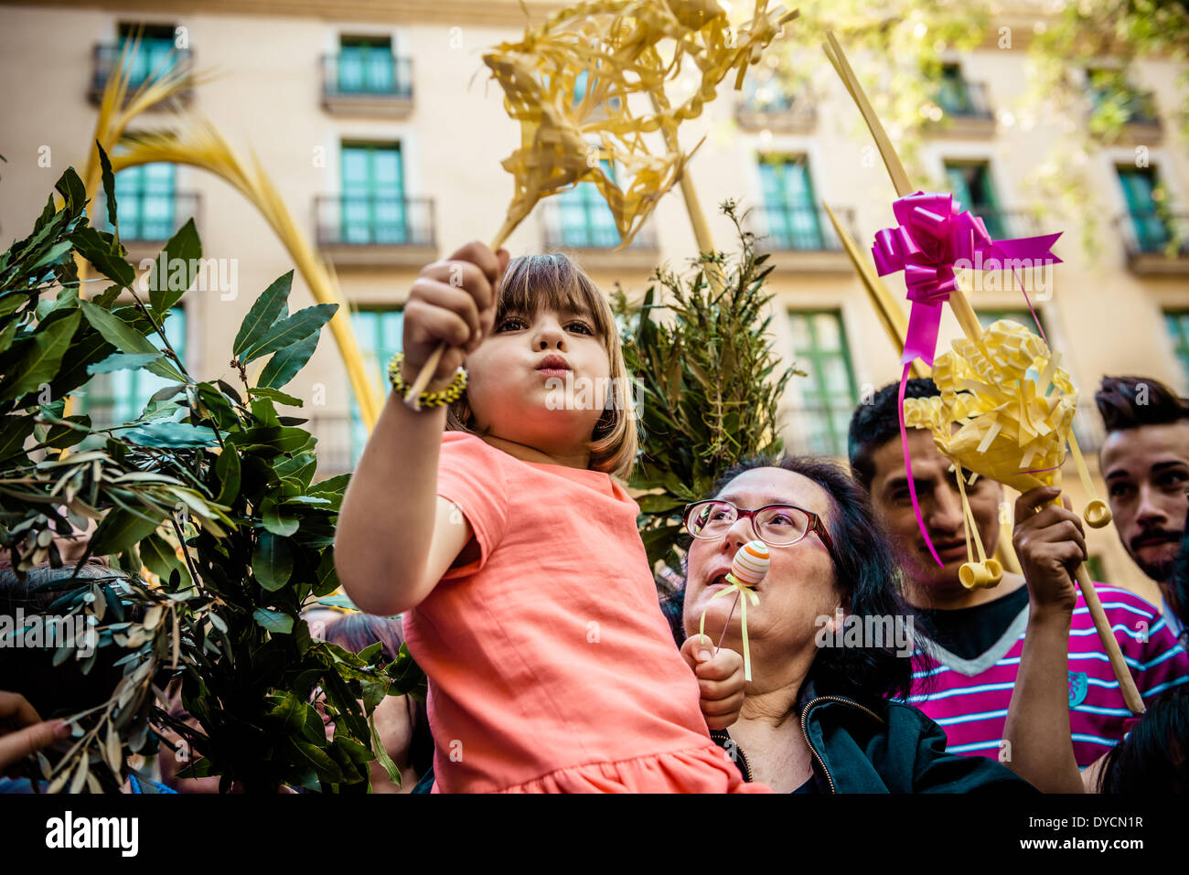 Barcelona, Spanien. 13. April 2014: Ein Verehrer ihrer Handfläche "Wellenlinien" wie der Pfarrer von St. Augustin Kirche sie nach der Prozession am Palmsonntag in Barcelona Credit segnet: Matthi/Alamy Live-Nachrichten Stockfoto