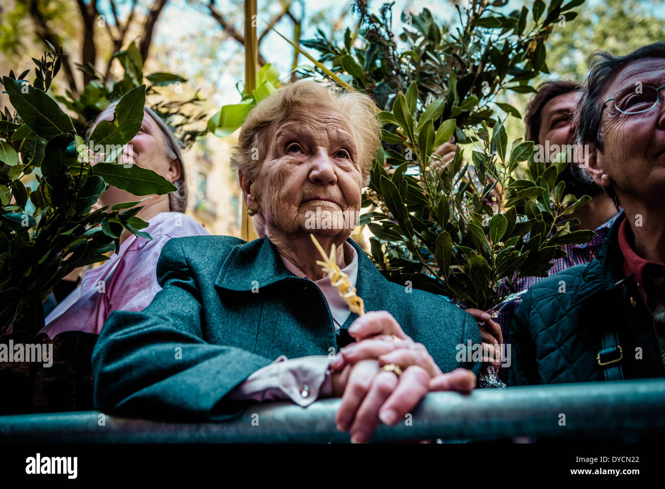 Barcelona, Spanien. 13. April 2014: Ein Verehrer ihrer Handfläche "Wellenlinien" wie der Pfarrer von St. Augustin Kirche sie nach der Prozession am Palmsonntag in Barcelona Credit segnet: Matthi/Alamy Live-Nachrichten Stockfoto