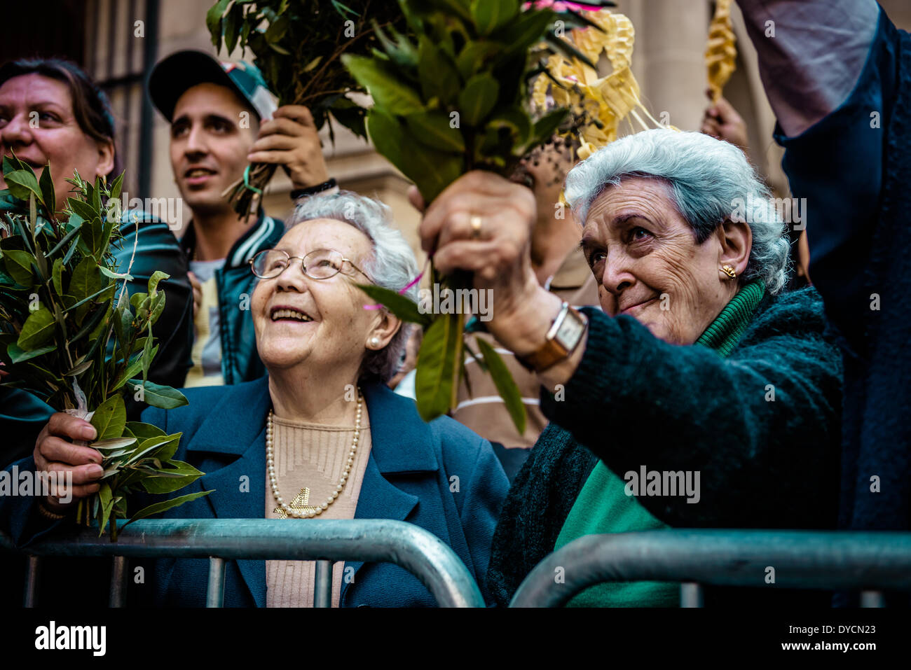 Barcelona, Spanien. 13. April 2014: Ein Verehrer ihrer Handfläche "Wellenlinien" wie der Pfarrer von St. Augustin Kirche sie nach der Prozession am Palmsonntag in Barcelona Credit segnet: Matthi/Alamy Live-Nachrichten Stockfoto