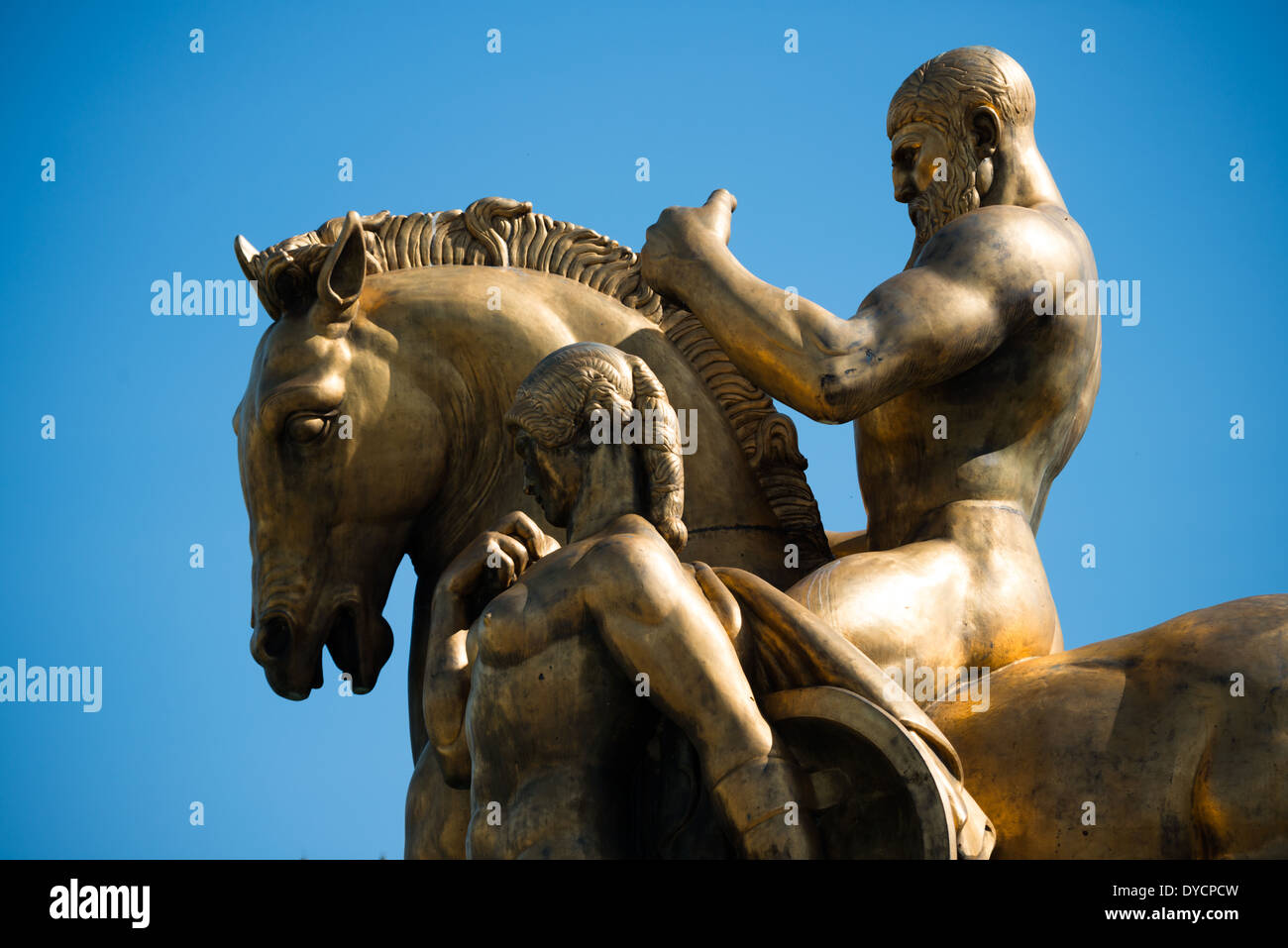 WASHINGTON DC, USA - die Statue, die Tapferkeit, die Teil der Künste von Krieg und Frieden, eine Sammlung von vier bronzenen Statuen, die in Ost und West Potomac Park. Die Kunst des Krieges stand am östlichen Ende von Arlington Memorial Bridge mit Blick auf das Lincoln Memorial. Die Kunst des Friedens stand gerade an der Nordsee. Die im Art déco Kunst des Krieges wurden von amerikanischen Bildhauer Leo Friedlander geformt. Stockfoto