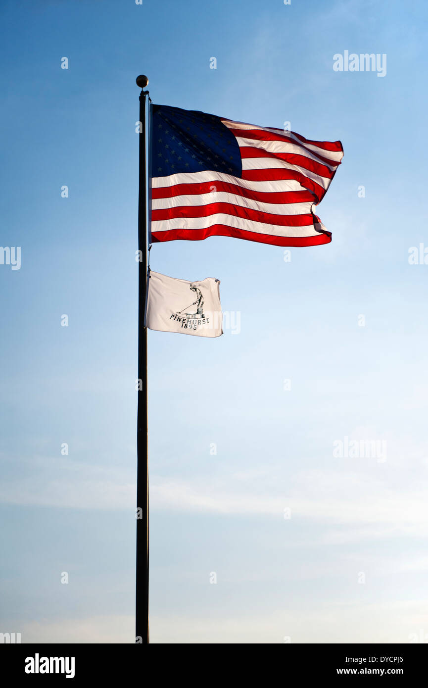 Die US-Flagge stolz über Pinehurst Resort &amp; Country Club in Pinehurst, North Carolina Stockfoto