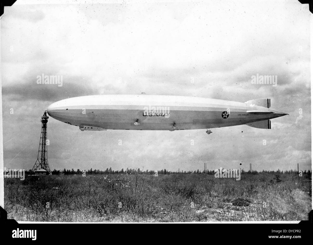 Die USS Los Angeles (ZR-3) war ein Luftschiff der US Navy, das Anfang des 20. Jahrhunderts als wichtiger Teil des Lufteinsatzes diente. Die ZR-3 hatte ihren Sitz in NAS Lakehurst und war bedeutend für die Entwicklung von Luftschiffen und die Geschichte der Marineflugzeuge, deren Design auf den Luftschiffbau Zeppelin in Deutschland zurückging. Stockfoto