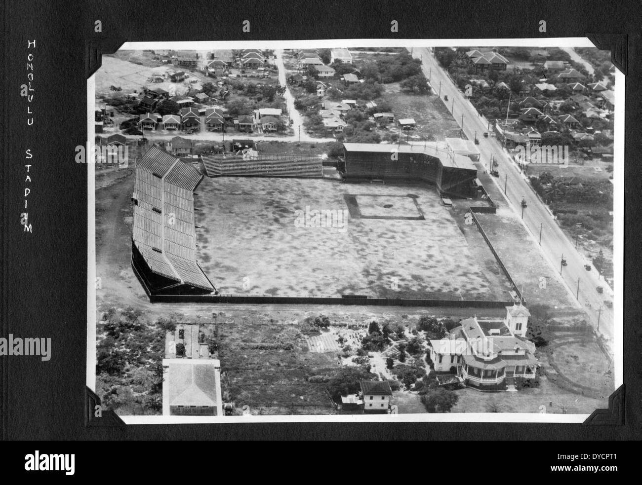 Dieses Bild zeigt Luftschiffe über dem Honolulu Stadium, das sich an der King Street in Oahu, Hawaii, befindet. Die USS Langley, ein früherer Flugzeugträger, wird in Bezug auf die historische Präsenz der Luftschiffe in dem Gebiet erwähnt. Die Luftschiffe waren Teil eines größeren Ansatzes zur Förderung der Luftfahrttechnologie und zur Darstellung des Potenzials von Luftschiffen in militärischen und zivilen Anwendungen. Stockfoto