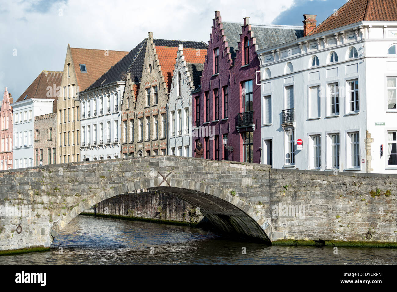 BRÜGGE, Belgien - die historische flämische Stadt Brügge, die manchmal als „Venedig des Nordens“ bezeichnet wird, verfügt über Kanäle, die durch die Altstadt führen. Bevor der Zugang zum Wasser verschlissen wurde, war Brügge ein wichtiger Handelshafen. Mittelalterliche Architektur und ruhige Kanäle prägen das Stadtbild von Brügge, oft als „Venedig des Nordens“ bezeichnet. Brügge gehört zum UNESCO-Weltkulturerbe und bietet Besuchern eine Reise in die Vergangenheit Europas mit seinen gut erhaltenen Gebäuden und kopfsteingepflasterten Straßen, die die reiche Geschichte der Stadt widerspiegeln. Stockfoto