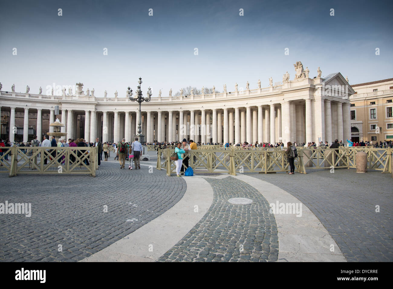 Vatikanstadt, Vatikanstadt Staat-März 15, 2014:more Menschen und Pilger auf dem Petersplatz im Vatikan an einem Sommertag Stockfoto