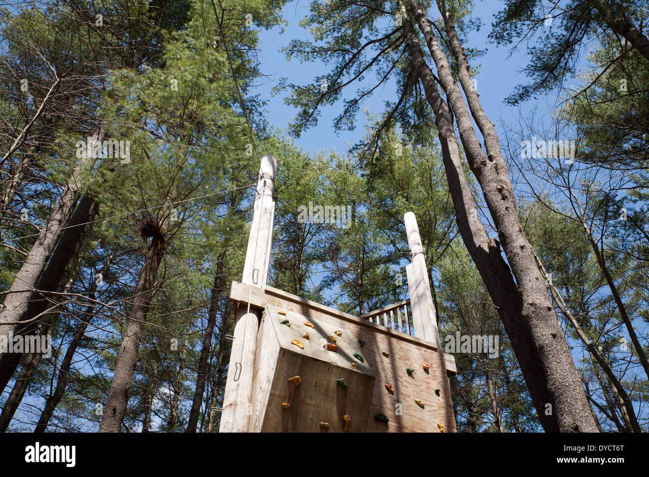 North Adams (Massachusetts) Downing Memorial hohe Seilgarten hat einen hölzernen Turm mit einer Kletterwand verwendet, um Vertrauen aufzubauen. Stockfoto