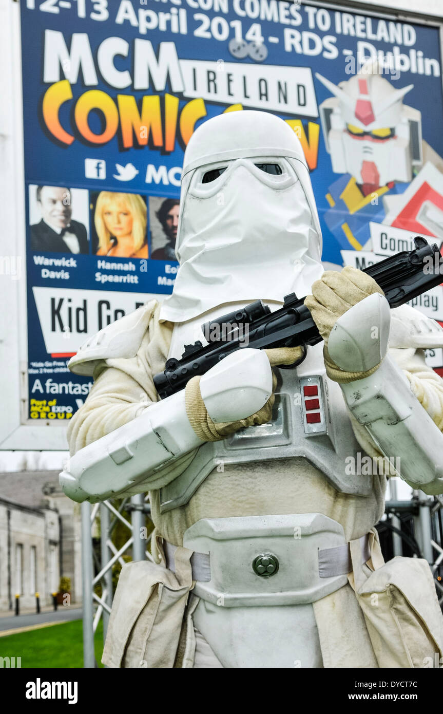 Ventilator, gekleidet wie ein Snowtrooper aus Star Wars bei MCM Comic Con Ireland Stockfoto