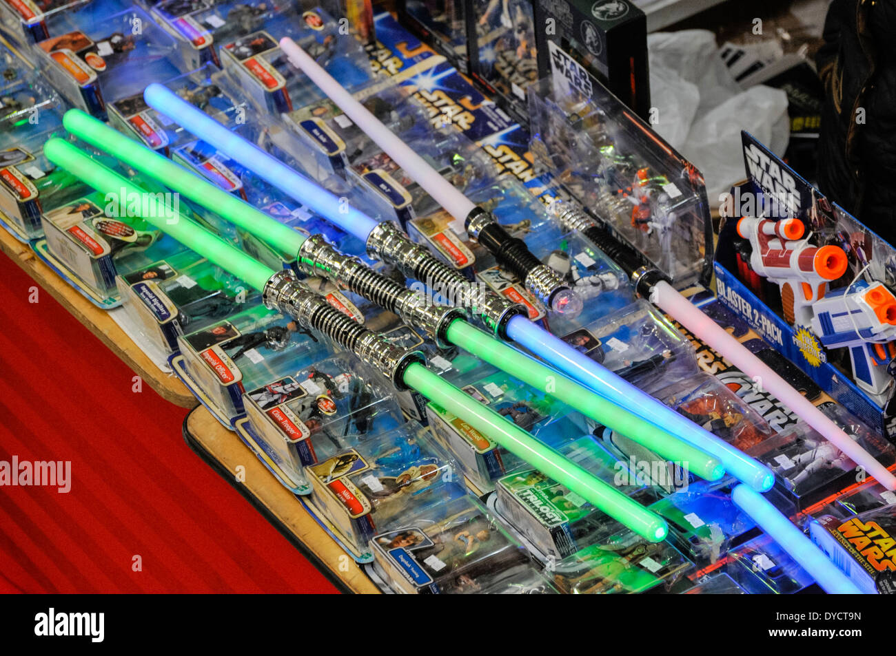 Star Wars Figuren und leichten Säbel zum Verkauf an einen Stand auf einer Sci-Fi convention Stockfoto