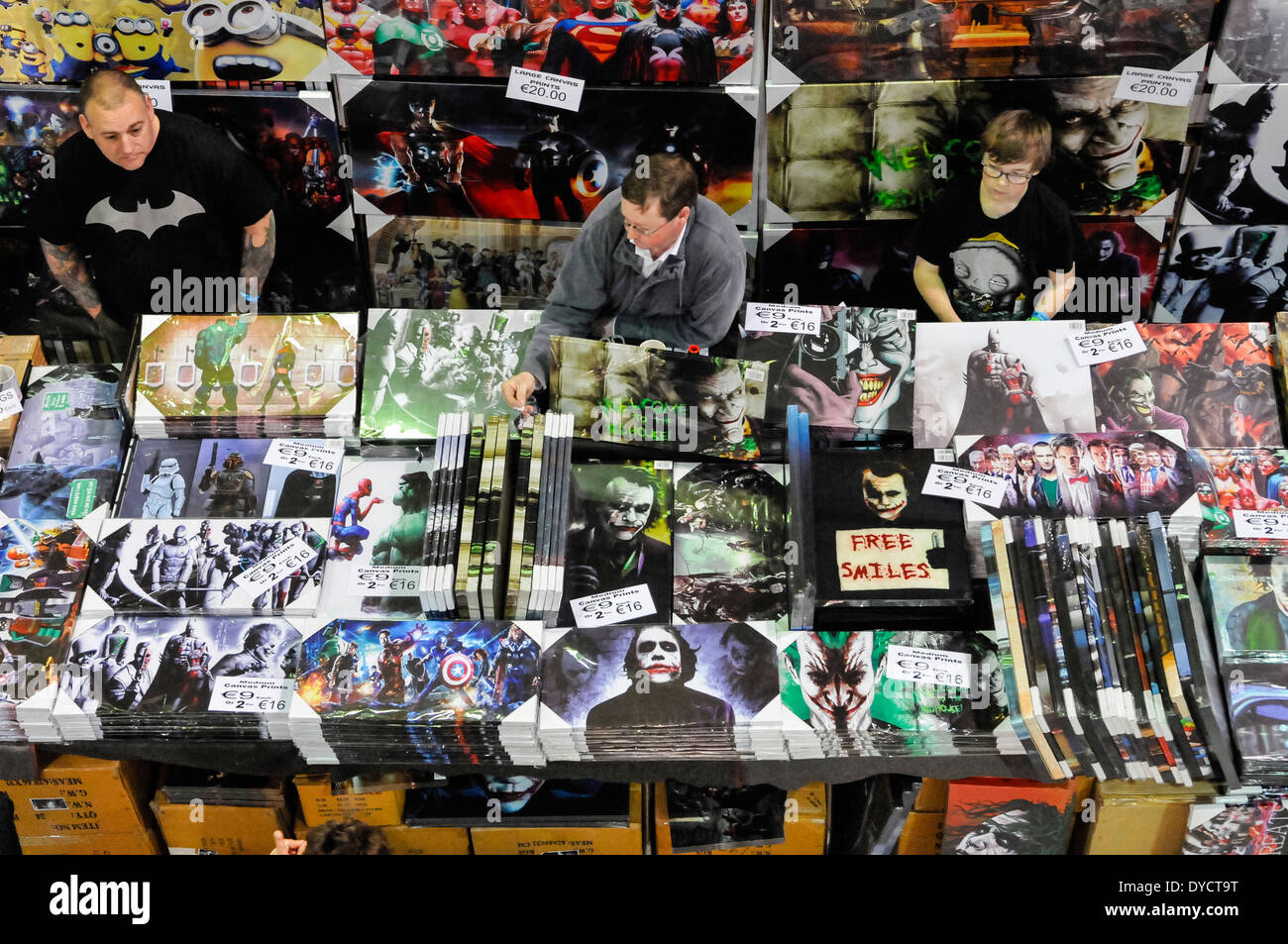 Männer zu verkaufen, Batman Memorabelia und Bilder an einem Marktstand Stockfoto