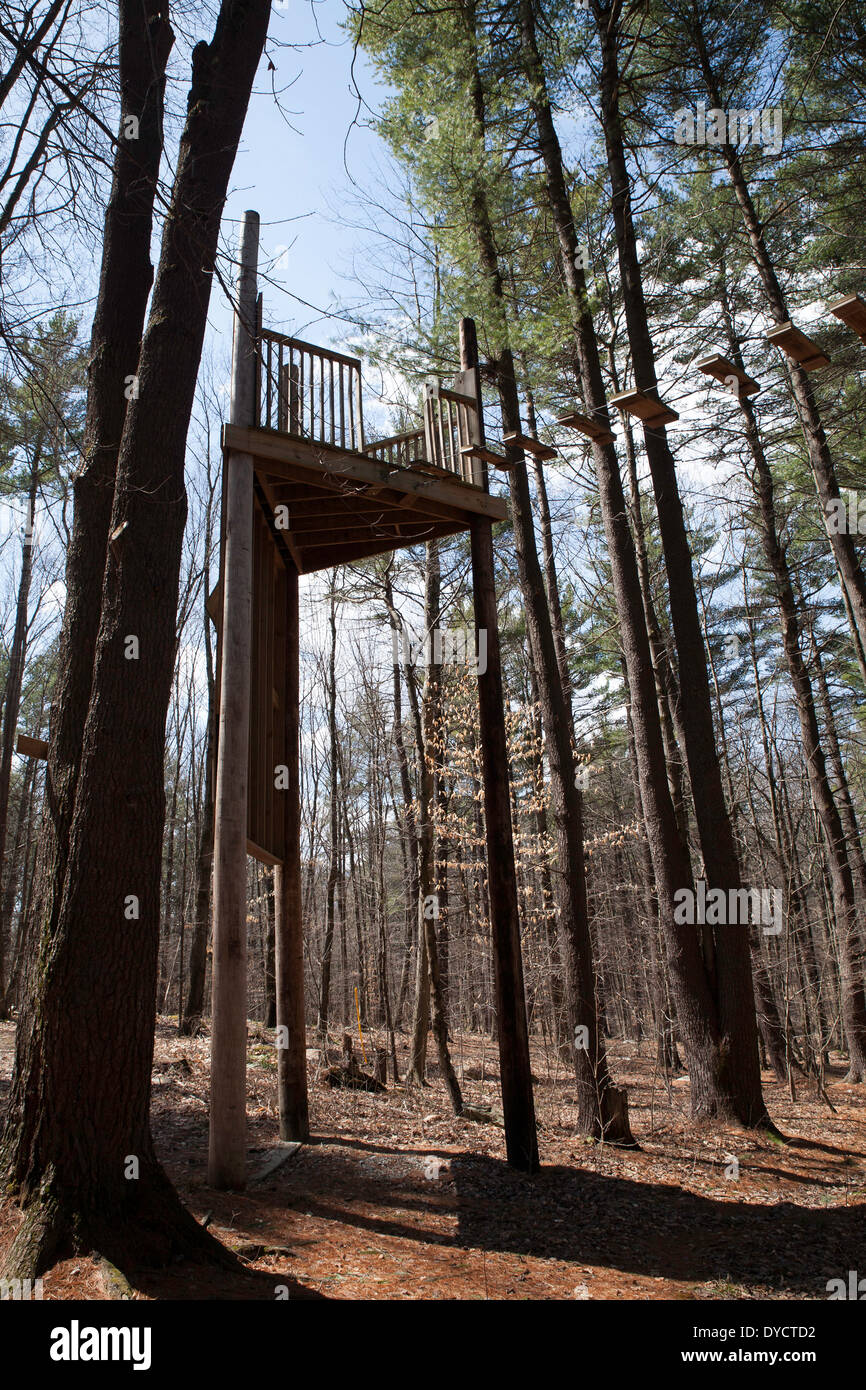 North Adams (Massachusetts) Downing Memorial hohe Seilgarten hat einen hölzernen Turm mit horizontalen Schritte auf Drähte aufgereiht. Stockfoto