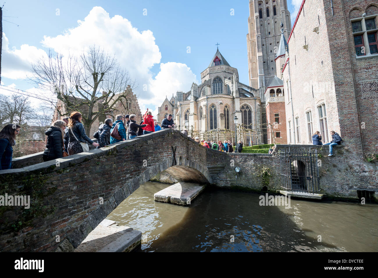 Brügge Kanäle und mittelalterliches Stadtzentrum Belgien // BRÜGGE, Belgien – Kanäle schlängeln sich durch das mittelalterliche Stadtzentrum von Brügge, Teil eines historischen Wasserstraßensystems, das die flämische Stadt einst zu einem großen Handelshafen machte. Die Kanäle, die durch die Altstadt verlaufen, waren für den Wohlstand Brügge im Mittelalter von entscheidender Bedeutung, als die Stadt ein wichtiger Handelsknotenpunkt in Nordeuropa war. Bevor der Wasserzugang zur Nordsee Ende des 15. Jahrhunderts verschlungen wurde, ermöglichten diese Wasserstraßen den Handelsschiffen, das Stadtzentrum direkt zu erreichen. Heute ist das Kanalsystem ein prägendes Merkmal des Brügge U Stockfoto