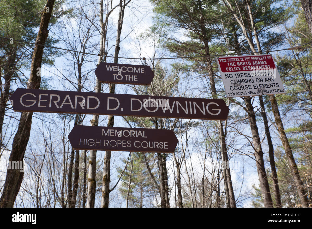 North Adams (Massachusetts) Downing Memorial hohe Seilgarten Zeichen empfängt den Besucher mit einer Warnung. Stockfoto