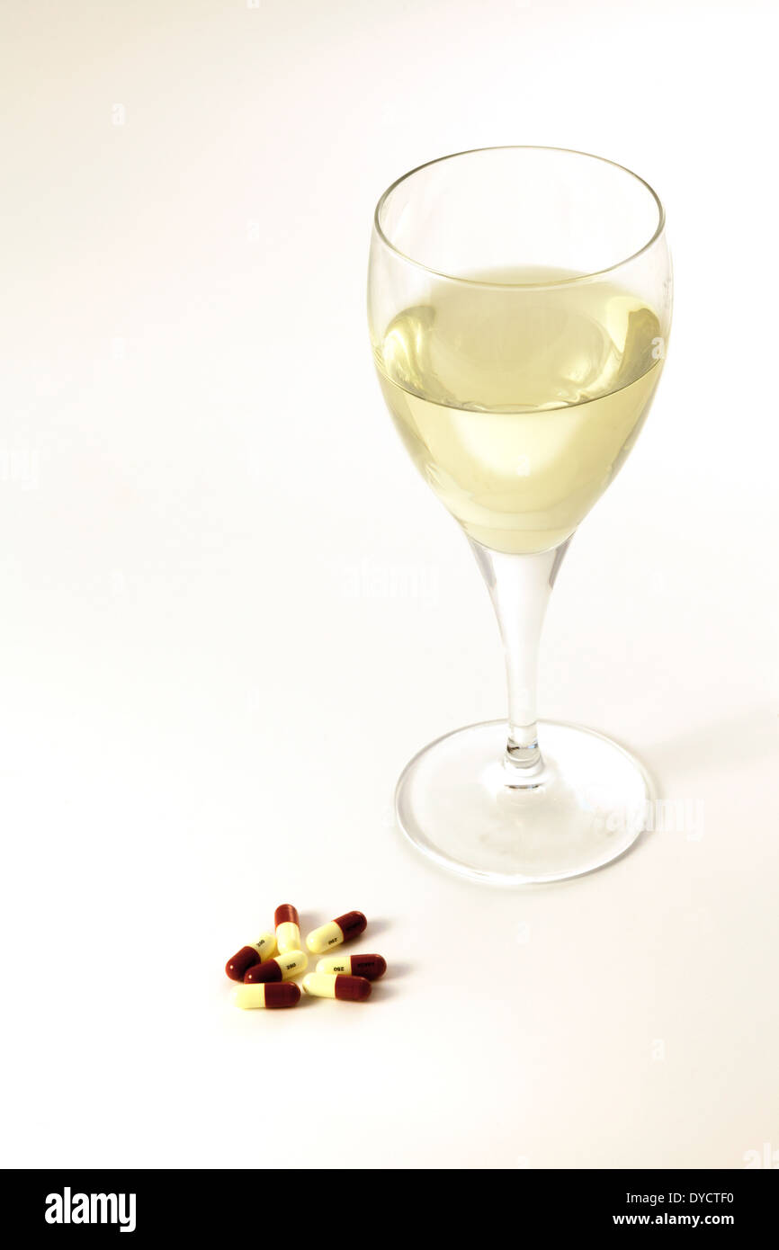Medikamente und Alkohol Interaktion - Weißwein und Medizin Kapseln, Großbritannien Stockfoto