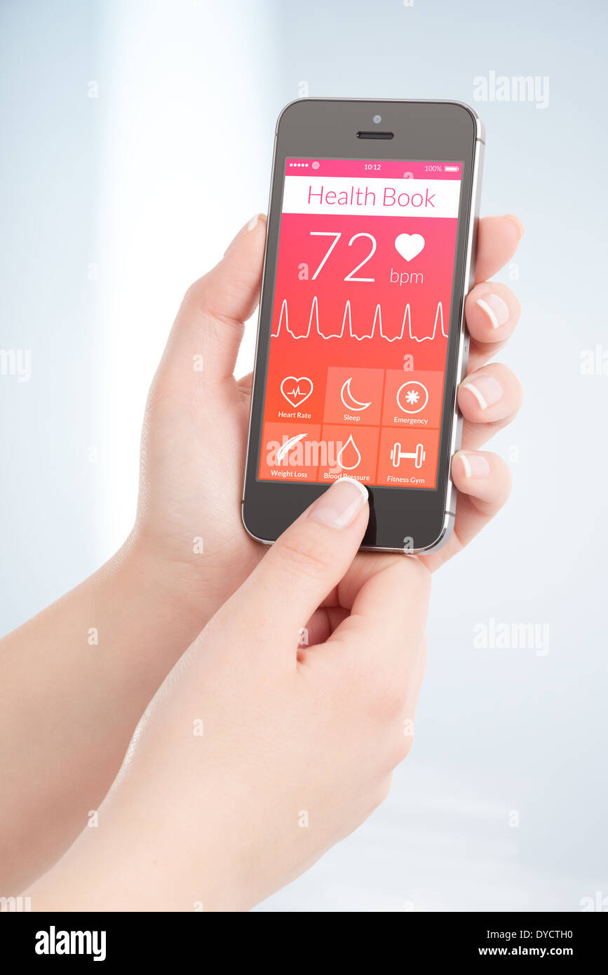 Frau ist Herzschlag EKG durch moderne Smartphone mit Health-Buch-app auf dem Bildschirm scannen. Stockfoto