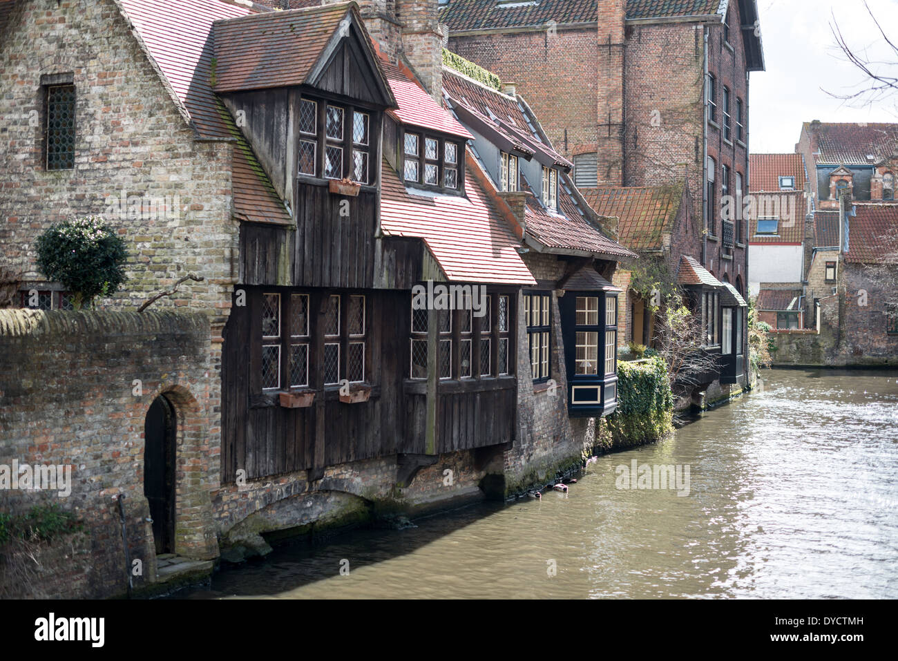 BRÜGGE, Belgien - die historische flämische Stadt Brügge, die manchmal als „Venedig des Nordens“ bezeichnet wird, verfügt über Kanäle, die durch die Altstadt führen. Bevor der Zugang zum Wasser verschlissen wurde, war Brügge ein wichtiger Handelshafen. Mittelalterliche Architektur und ruhige Kanäle prägen das Stadtbild von Brügge, oft als „Venedig des Nordens“ bezeichnet. Brügge gehört zum UNESCO-Weltkulturerbe und bietet Besuchern eine Reise in die Vergangenheit Europas mit seinen gut erhaltenen Gebäuden und kopfsteingepflasterten Straßen, die die reiche Geschichte der Stadt widerspiegeln. Stockfoto