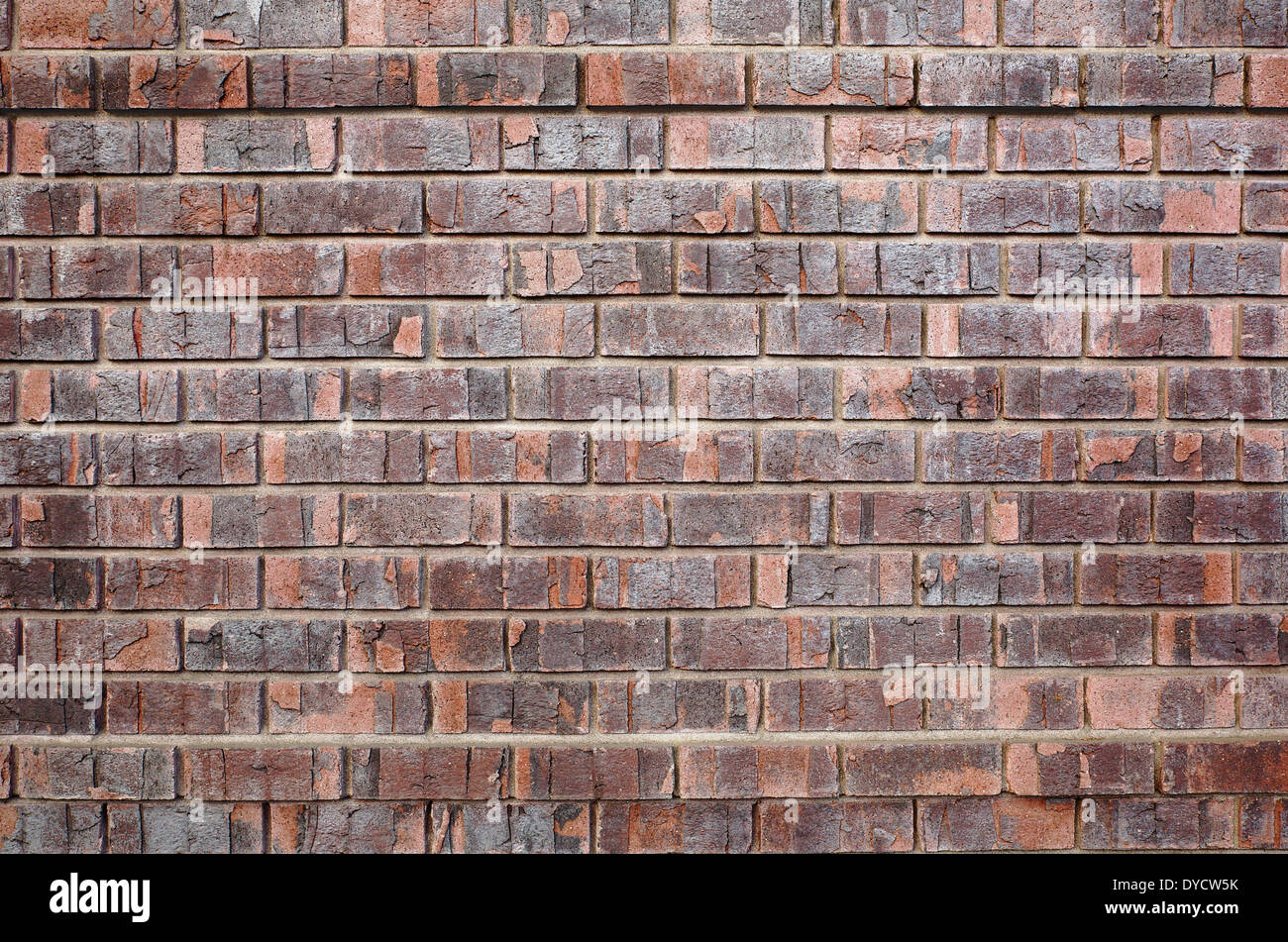 Alte Mauer mit zwei Reihen hervorstehenden rot gesäumt Stockfoto