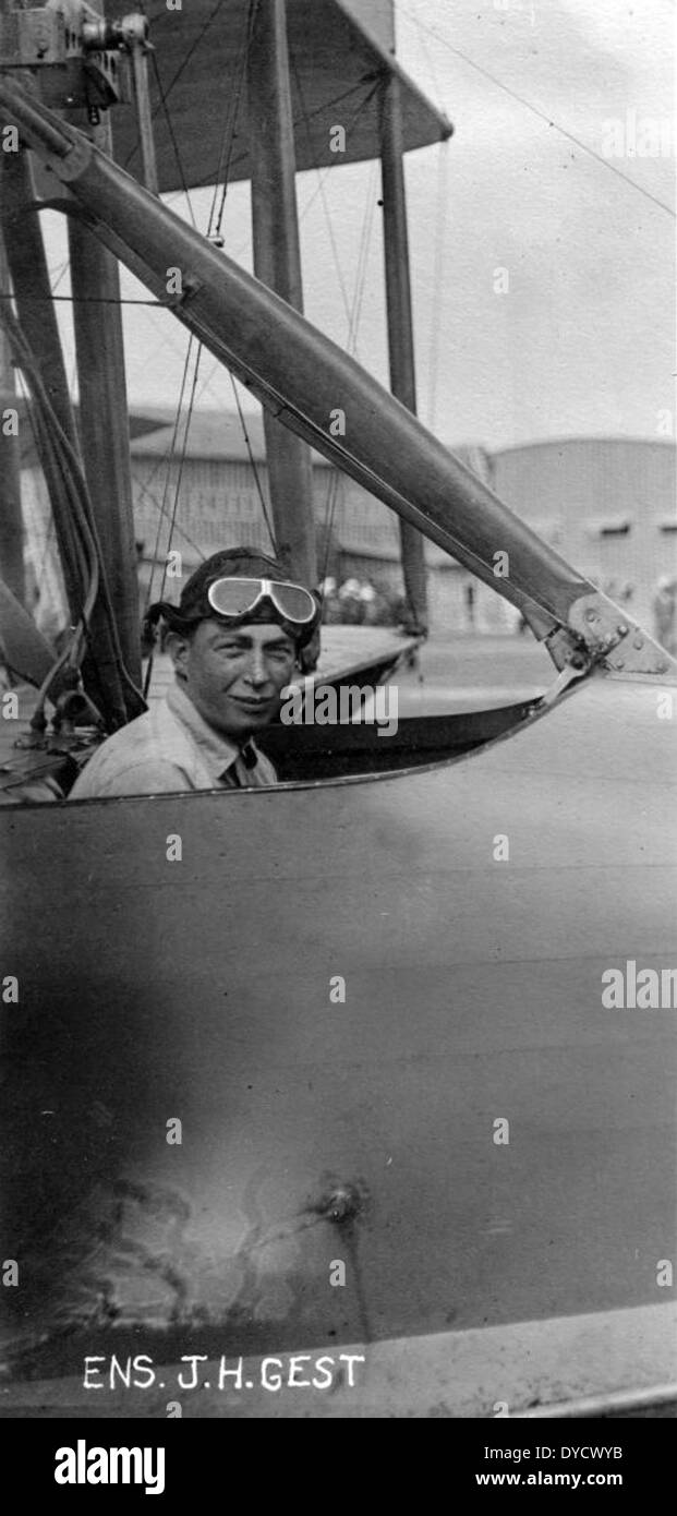 Das Flugzeug mit der Hecknummer AL51-042 ist mit NAS Miami, einer ...