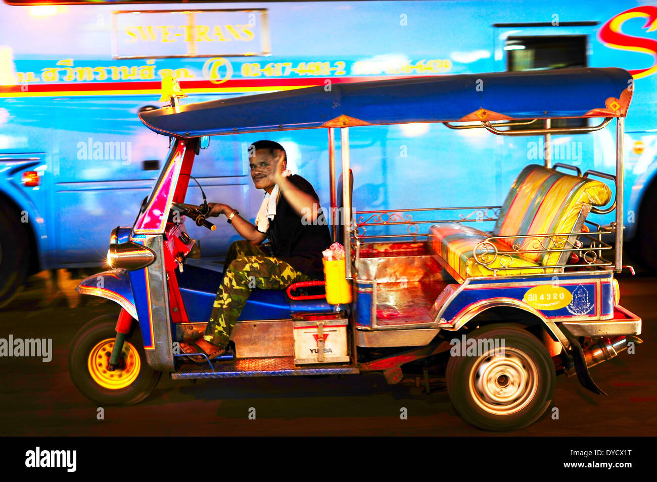 Tuk - Tuk auf Chinatown Straße in der Nacht in Bangkok Stockfoto