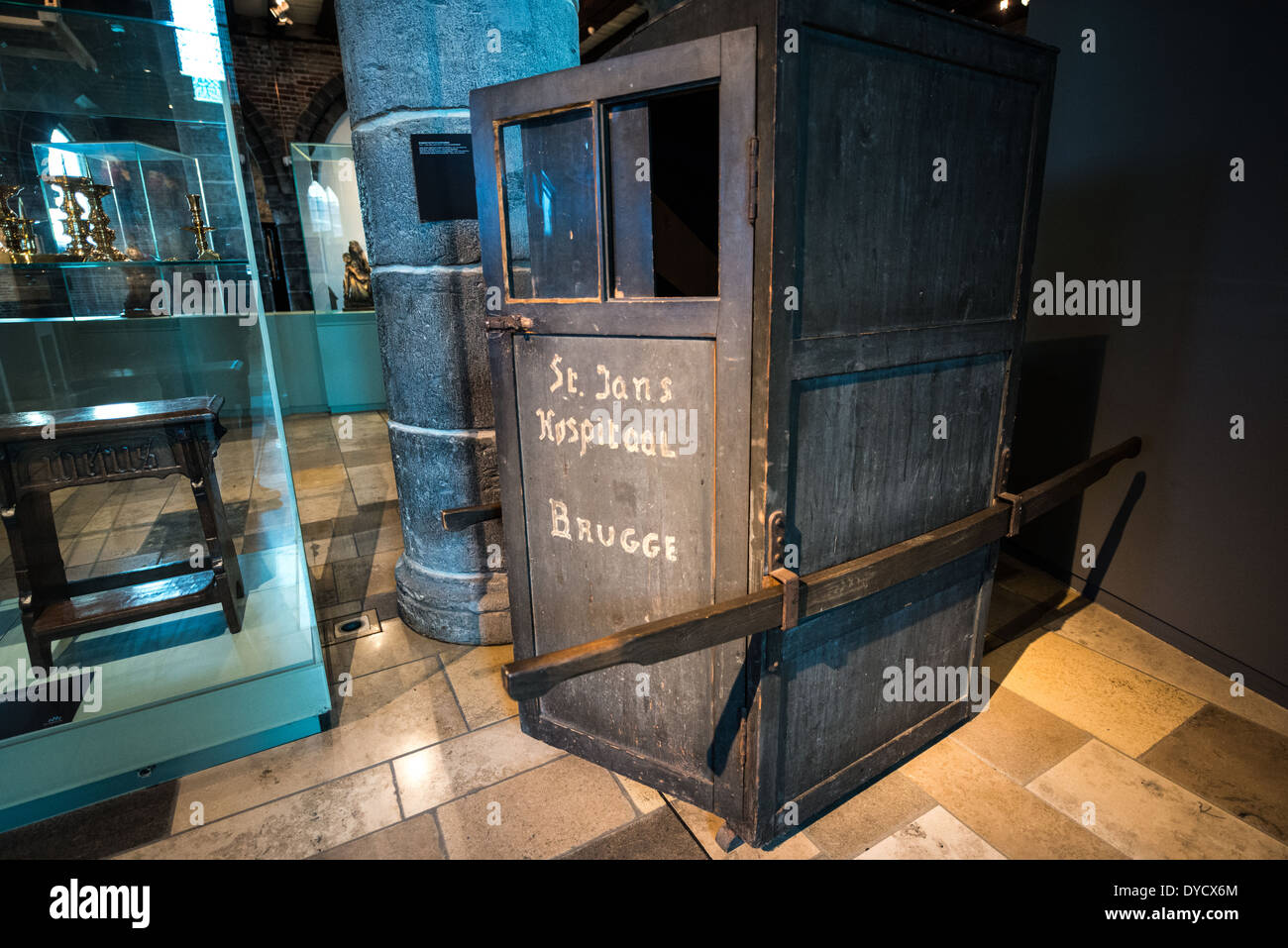 Sint-Janshospitaal Ambulance Brügge Belgien // BRÜGGE, Belgien — eine originale Ambulanz steht im Sint-Janshospitaal (Old St. John's Hospital), einem der ältesten erhaltenen Krankenhausgebäude Europas. Das historische medizinische Transportfahrzeug stellt ein wichtiges Artefakt in der Sammlung des Museums dar, das die Geschichte des Gesundheitswesens dokumentiert. Das Krankenhaus aus dem 11. Jahrhundert dient heute als Museum, das mittelalterliches und späteres medizinisches Erbe bewahrt. Stockfoto