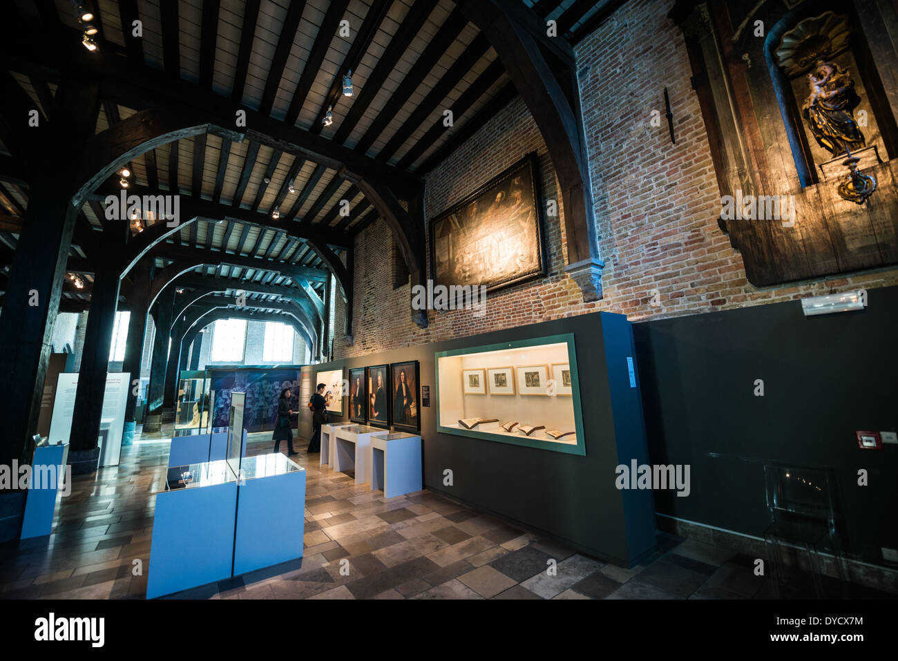 Sint-Janshospitaal Ausstellungssaal Grabsteine Brügge Belgien // BRÜGGE, Belgien — die Ausstellungshalle des Sint-Janshospitaal (Old St. John's Hospital) zeigt historische Grabsteinplatten, die während der Renovierung von Gebäuden wiedergewonnen wurden. Diese mittelalterlichen Grabsteine sind Teil der umfangreichen Geschichte des Krankenhauses, die bis ins 11. Jahrhundert zurückreicht. Die erhaltenen Steine tragen zur Sammlung des Museums bei, die die Entwicklung der Institution vom mittelalterlichen Krankenhaus zum modernen Museum dokumentiert. Stockfoto