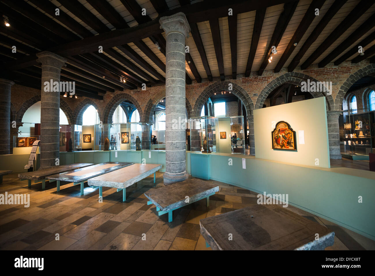 Sint-Janshospitaal Grabstein-Platten-Ausstellung Brügge Belgien // BRÜGGE, Belgien — die Ausstellungshalle des Sint-Janshospitaal (Old St. John's Hospital) zeigt historische Grabsteine, die während der Renovierung von Gebäuden wiedergewonnen wurden. Diese mittelalterlichen Grabsteine sind Teil der umfangreichen Geschichte des Krankenhauses, die bis ins 11. Jahrhundert zurückreicht. Die erhaltenen Steine tragen zur Sammlung des Museums bei, die die Entwicklung der Institution vom mittelalterlichen Krankenhaus zum modernen Museum dokumentiert. Stockfoto