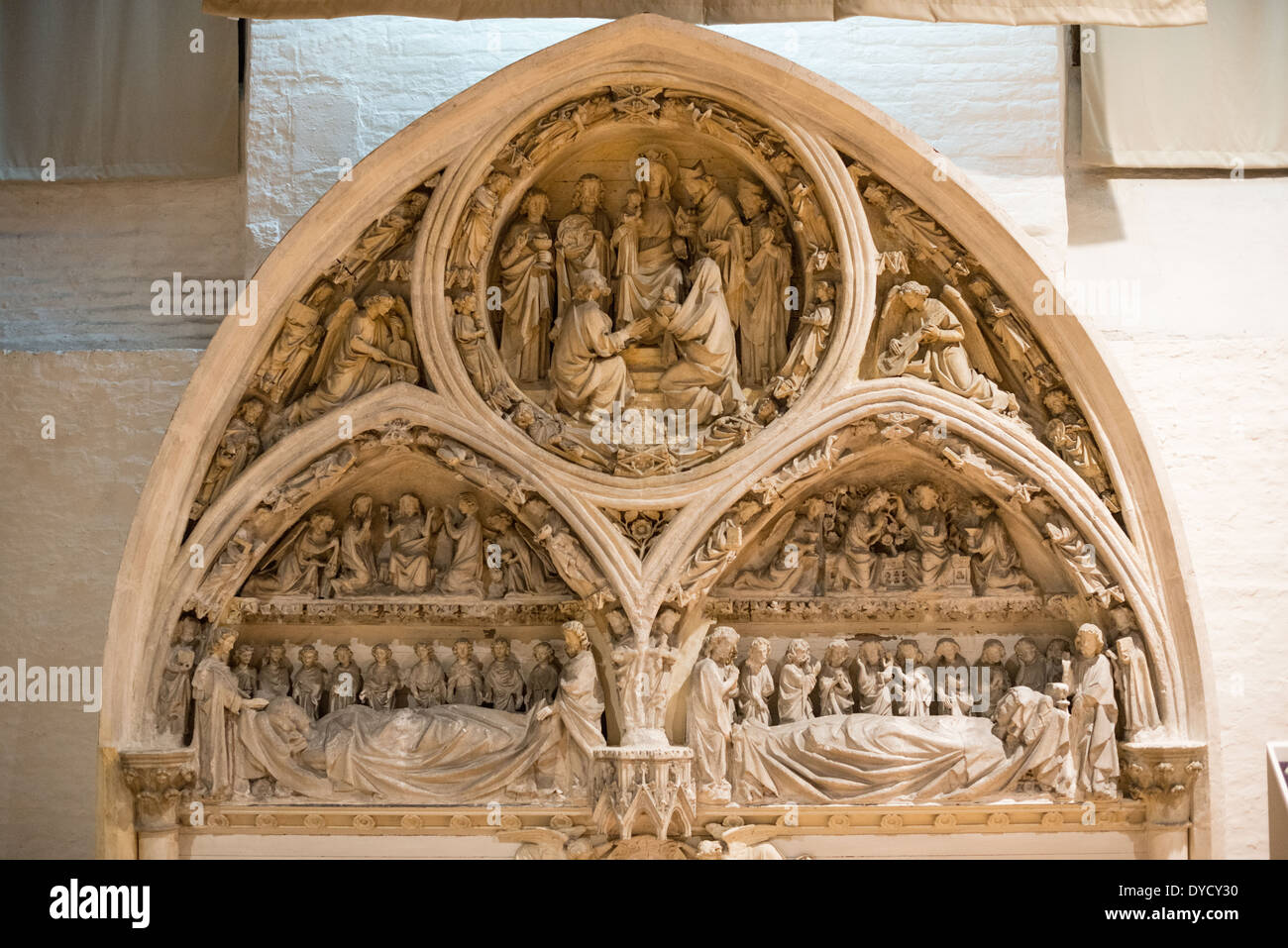 BRÜGGE, Belgien — im Sint-Janshospitaal (Old St. John's Hospital) ist Ein gotisches Steinportal mit der Ikonographie der Jungfrau Maria und des letzten Gerichts ausgestellt. Das Portal aus dem 13. Jahrhundert zeigt geschnitzte Szenen wie den Tod der Jungfrau, Christus mit Fürsprechern und Apostelfiguren. Dieses architektonische Element zeigt den Einfluss der nordfranzösischen Gotik auf die mittelalterliche religiöse Kunst Belgiens. Stockfoto