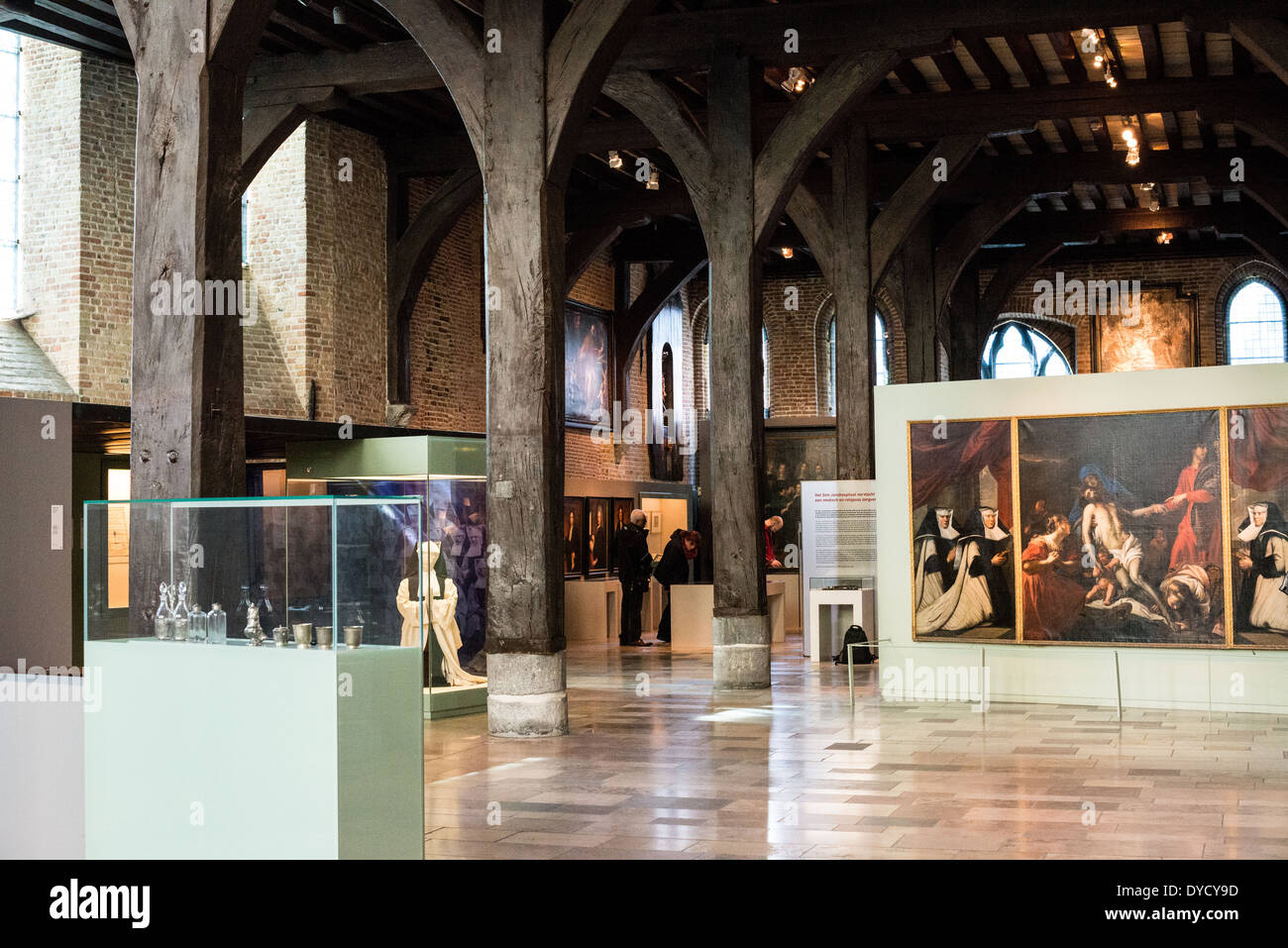 Sint-Janshospitaal Grabstein-Platten-Ausstellung Brügge Belgien // BRÜGGE, Belgien — die Ausstellungshalle des Sint-Janshospitaal (Old St. John's Hospital) zeigt historische Grabsteine, die während der Renovierung von Gebäuden wiedergewonnen wurden. Diese mittelalterlichen Grabsteine sind Teil der umfangreichen Geschichte des Krankenhauses, die bis ins 11. Jahrhundert zurückreicht. Die erhaltenen Steine tragen zur Sammlung des Museums bei, die die Entwicklung der Institution vom mittelalterlichen Krankenhaus zum modernen Museum dokumentiert. Stockfoto