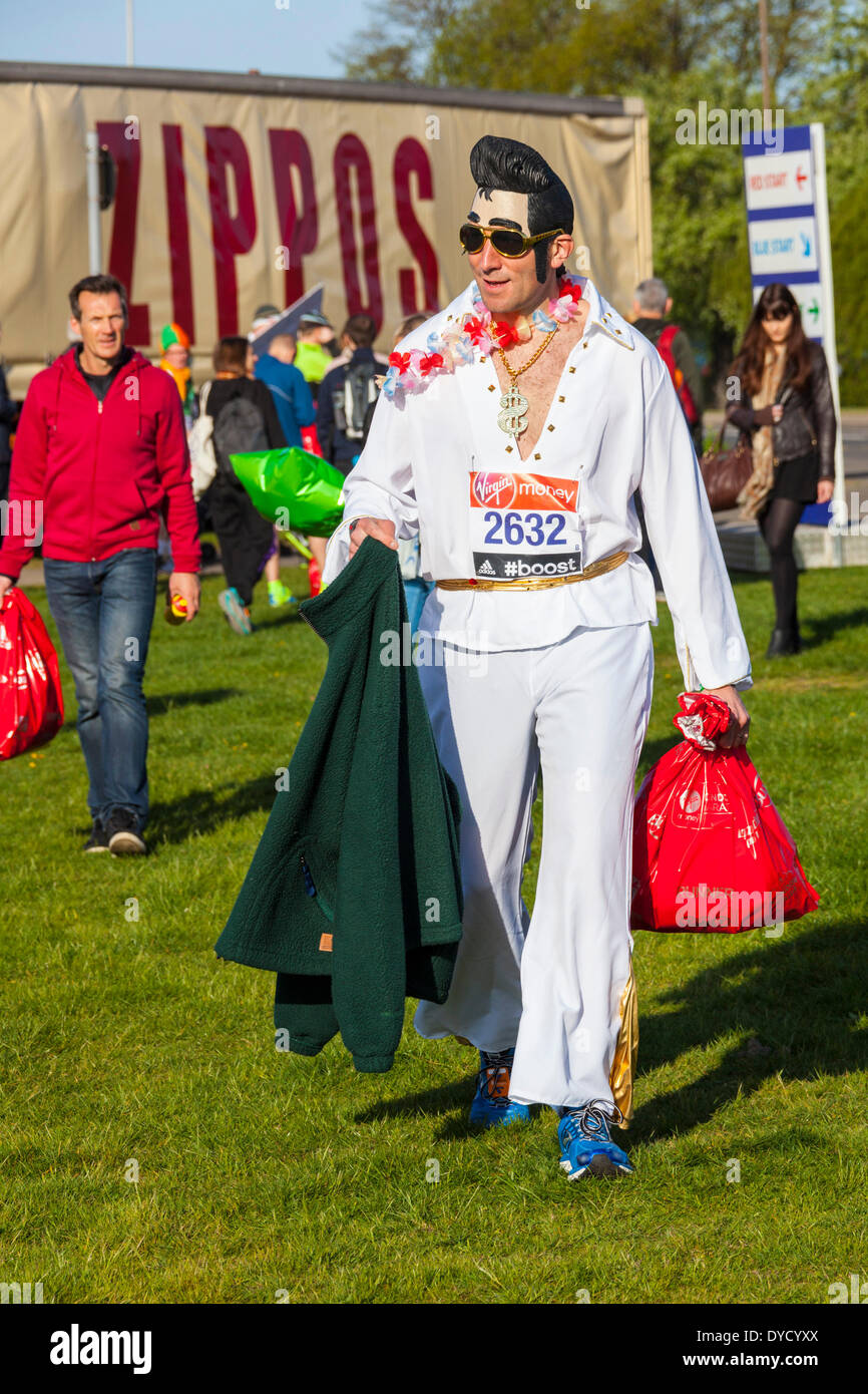 London UK. 13. April 2014 London Virgin Geld Marathon Läufer 2632 James Barrett als Elvis Presley Ankunft zu Beginn Credit: John Henshall/Alamy Live News JMH6125 Stockfoto