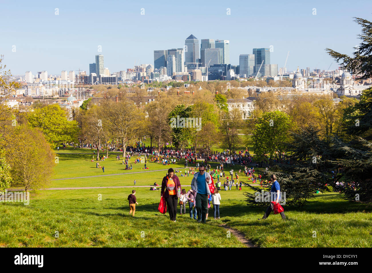 London UK. 13. April 2014 London Virgin Geld Marathonläufer in Greenwich Park Verfahren zum Start mit Canary Wharf in der Ferne Credit: John Henshall/Alamy Live News JMH6126 Stockfoto