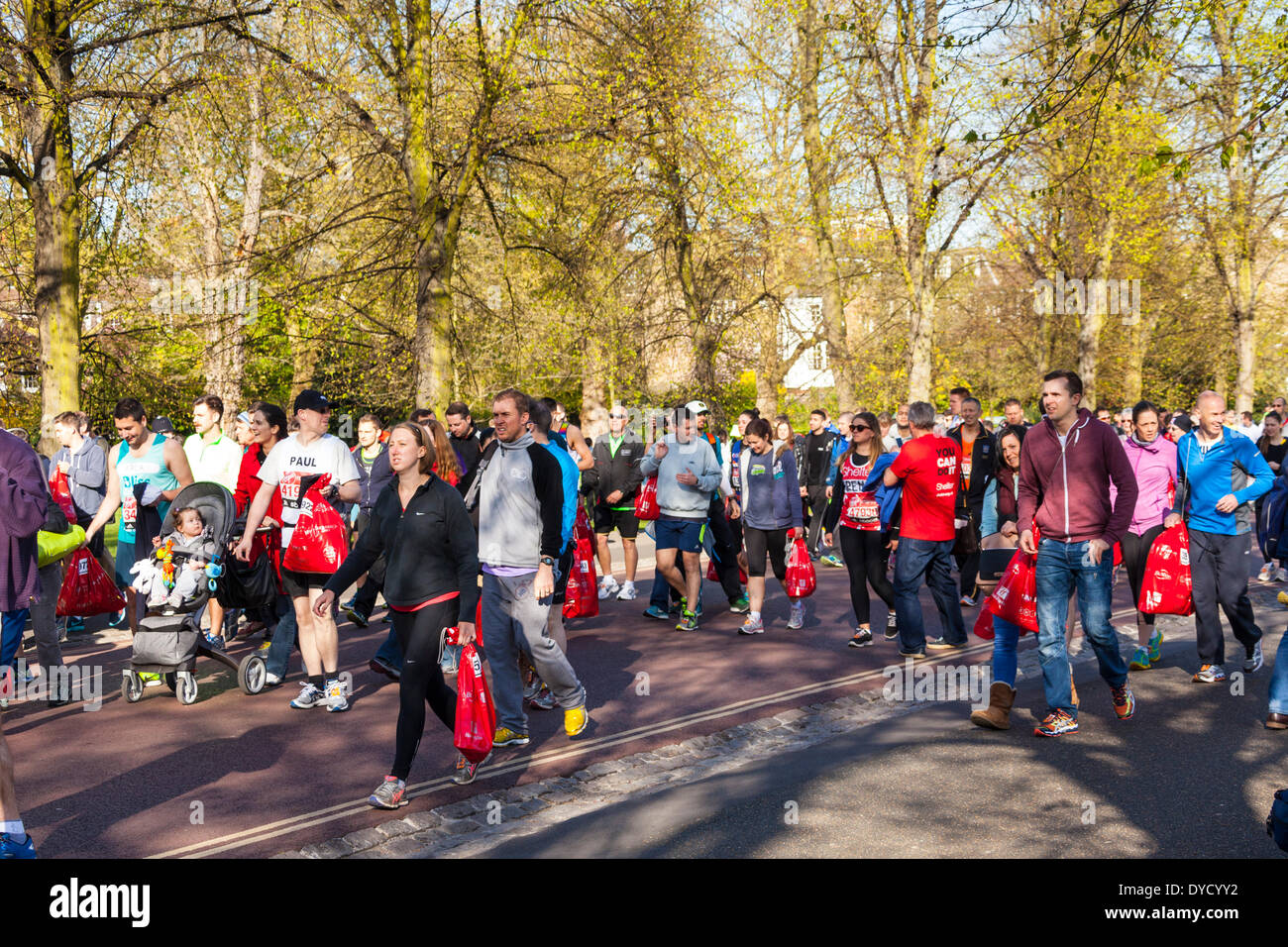 London UK. 13. April 2014 London Virgin Geld Marathonläufer in Greenwich Park Verfahren zum Start Credit: John Henshall/Alamy Live News JMH6127 Stockfoto