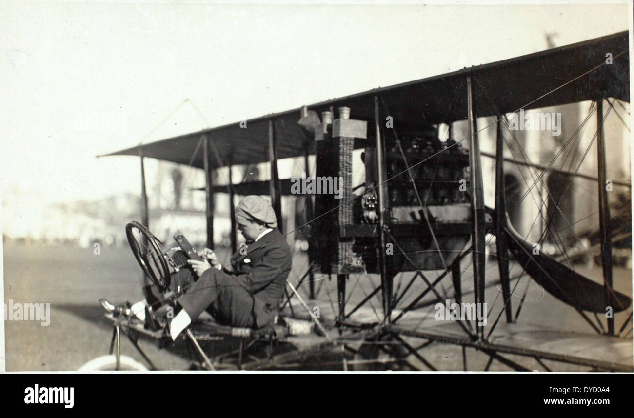 Dieses Foto aus dem Olseon-Album fängt einen Moment der Luftfahrtgeschichte ein, mit A. R. Smith und seinen Luftschiffen. Smiths Beiträge waren entscheidend für die frühe Konstruktion von Luftschiffen und die Entwicklung von Flugreisen. Seine Arbeit mit dem Dole Air Race und der Panama-Pacific International Exposition in San Francisco war ebenfalls von Bedeutung. Stockfoto