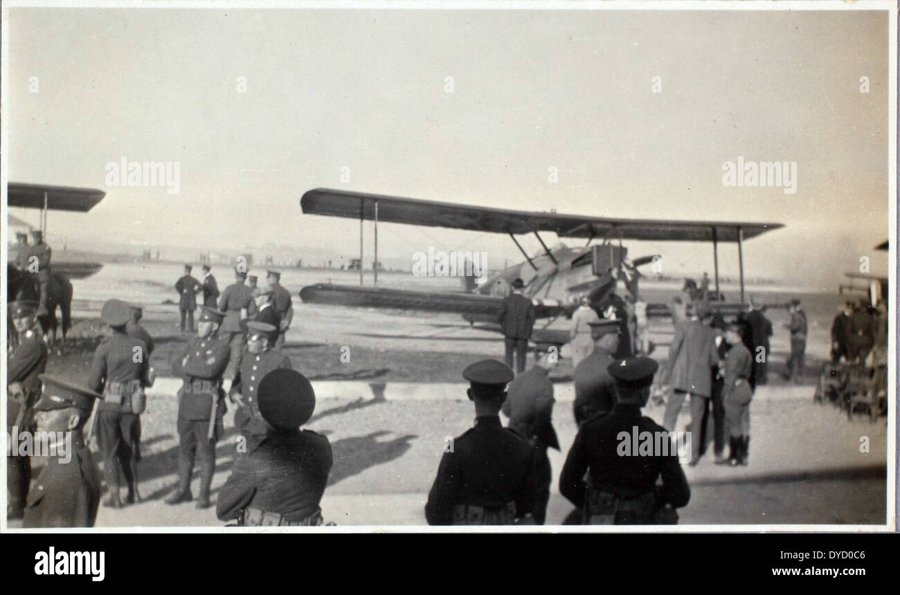 Dieses Album zeigt den Douglas World Cruiser L-12, der Teil des ersten erfolgreichen Weltfluges war. Das DWC, das von Charles Lindbergh und anderen Piloten geleitet wurde, war entscheidend für die Demonstration der Fähigkeiten der frühen Luftfahrttechnologie. Stockfoto