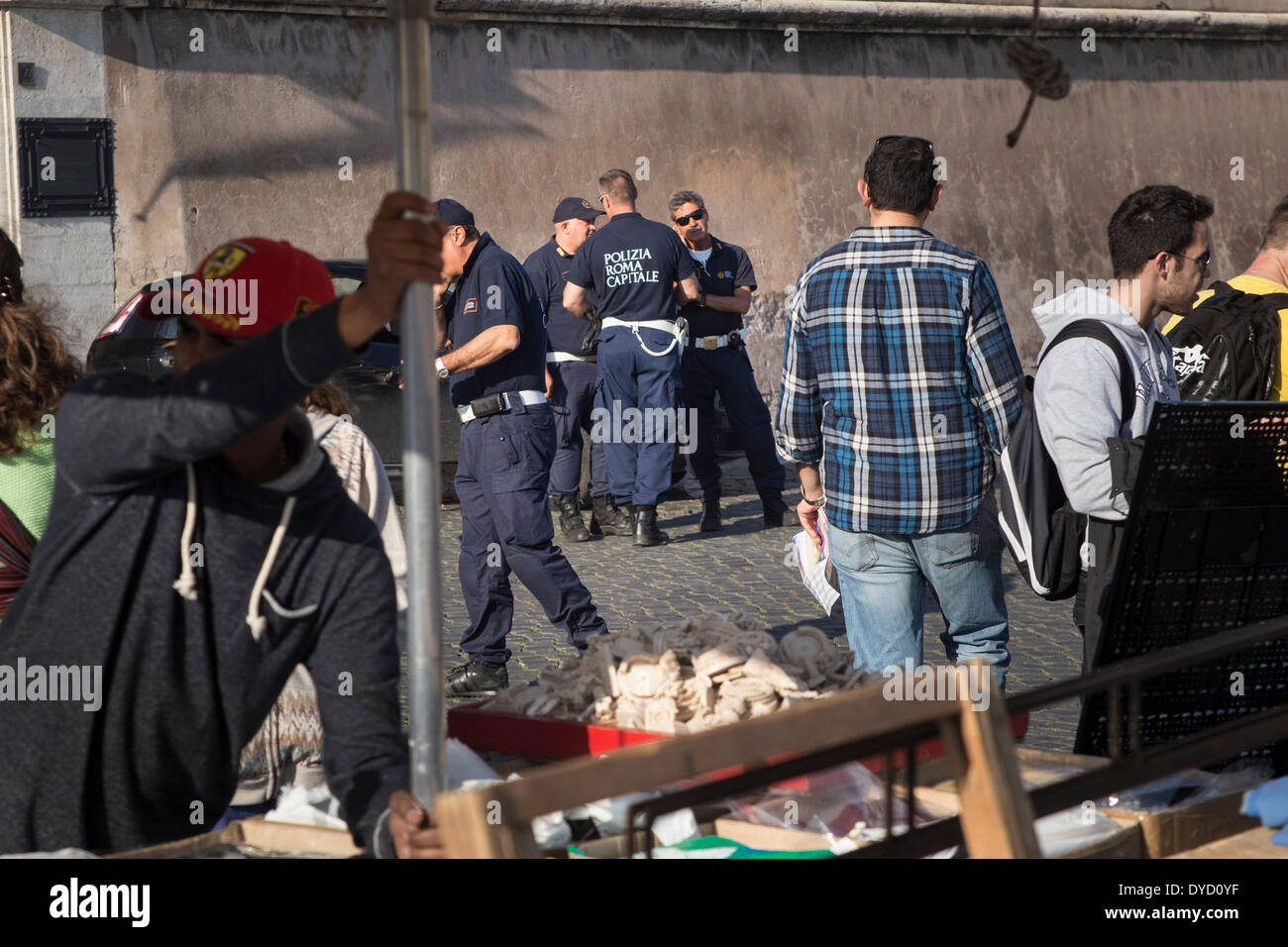 Rom, Italien. 14. April 2014. Illegale Straßenhändler. Gemeinde hat Kampf gegen illegalen Anbietern für die Heiligung der 27/4 Credit zu verstärken: Francesco Gustincich/Alamy Live News Stockfoto