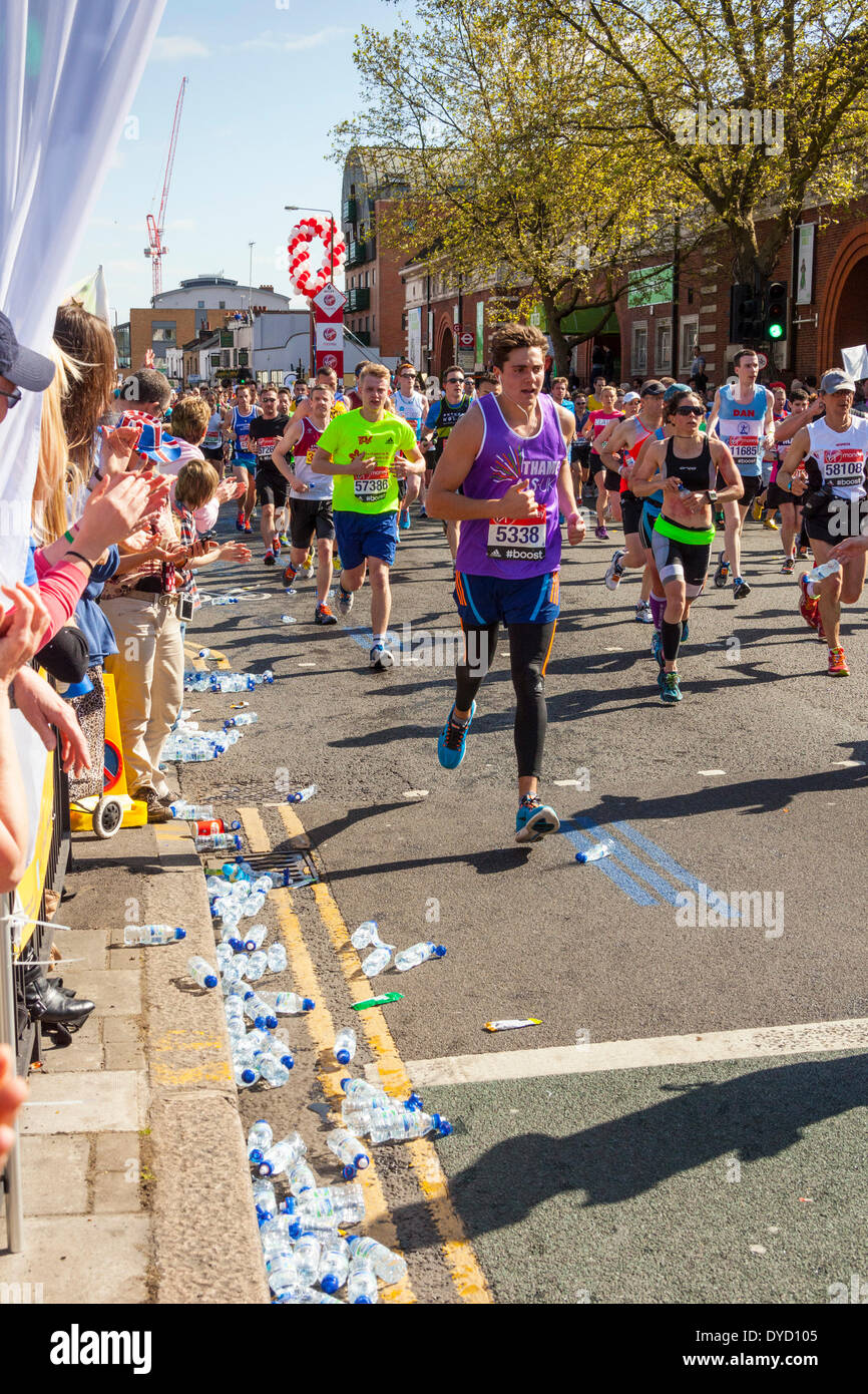 London UK. 13. April 2014 London Virgin Geld Marathonläufer zeigen verworfen Wasserflaschen Credit: John Henshall/Alamy Live News JMH6136 Stockfoto