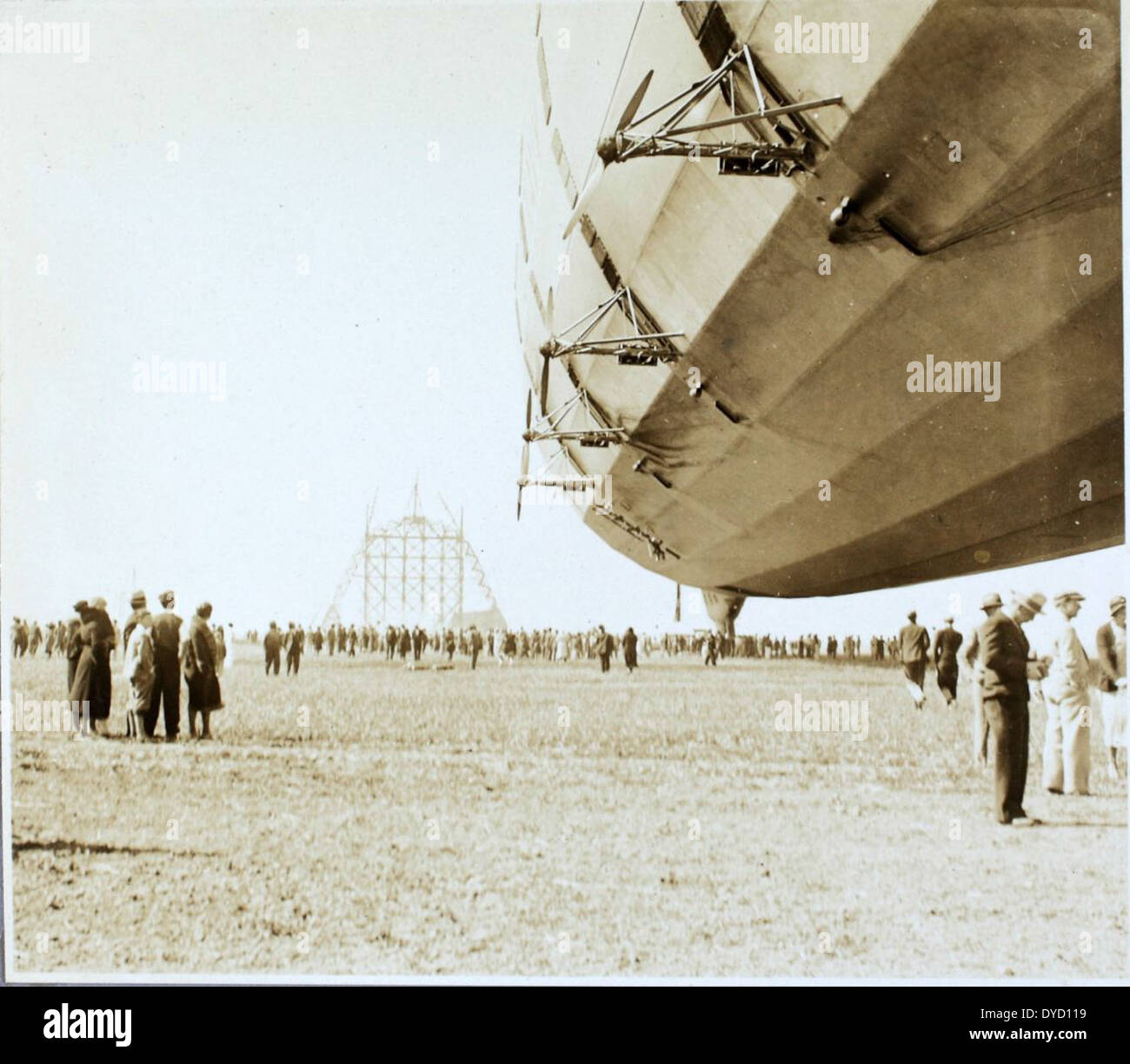 Dieses Bild aus dem Douglas Olsen Album zeigt die Goodyear-Zeppelin Luftschiffe, darunter die USS Akron und die USS Los Angeles. Diese Luftschiffe waren in der Marineflugzeuge bekannt und waren an historischen Missionen beteiligt, wie dem Dole Air Race, mit bedeutenden Beiträgen von Charles Lindbergh. Stockfoto