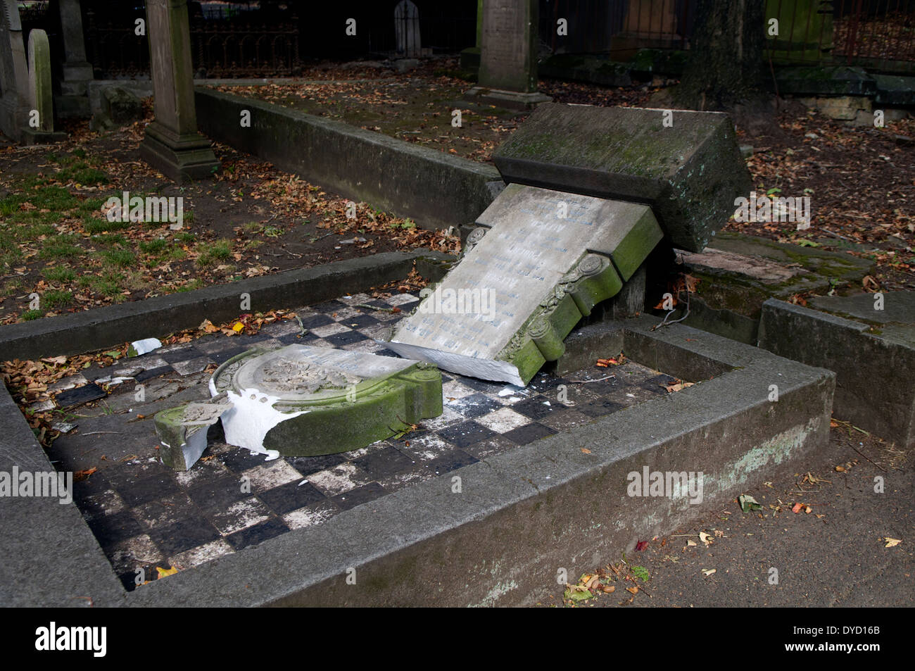 -Schaden Grabstein aus dem 19. Jahrhundert in Grafton Friedhof, Auckland New Zealand. Stockfoto